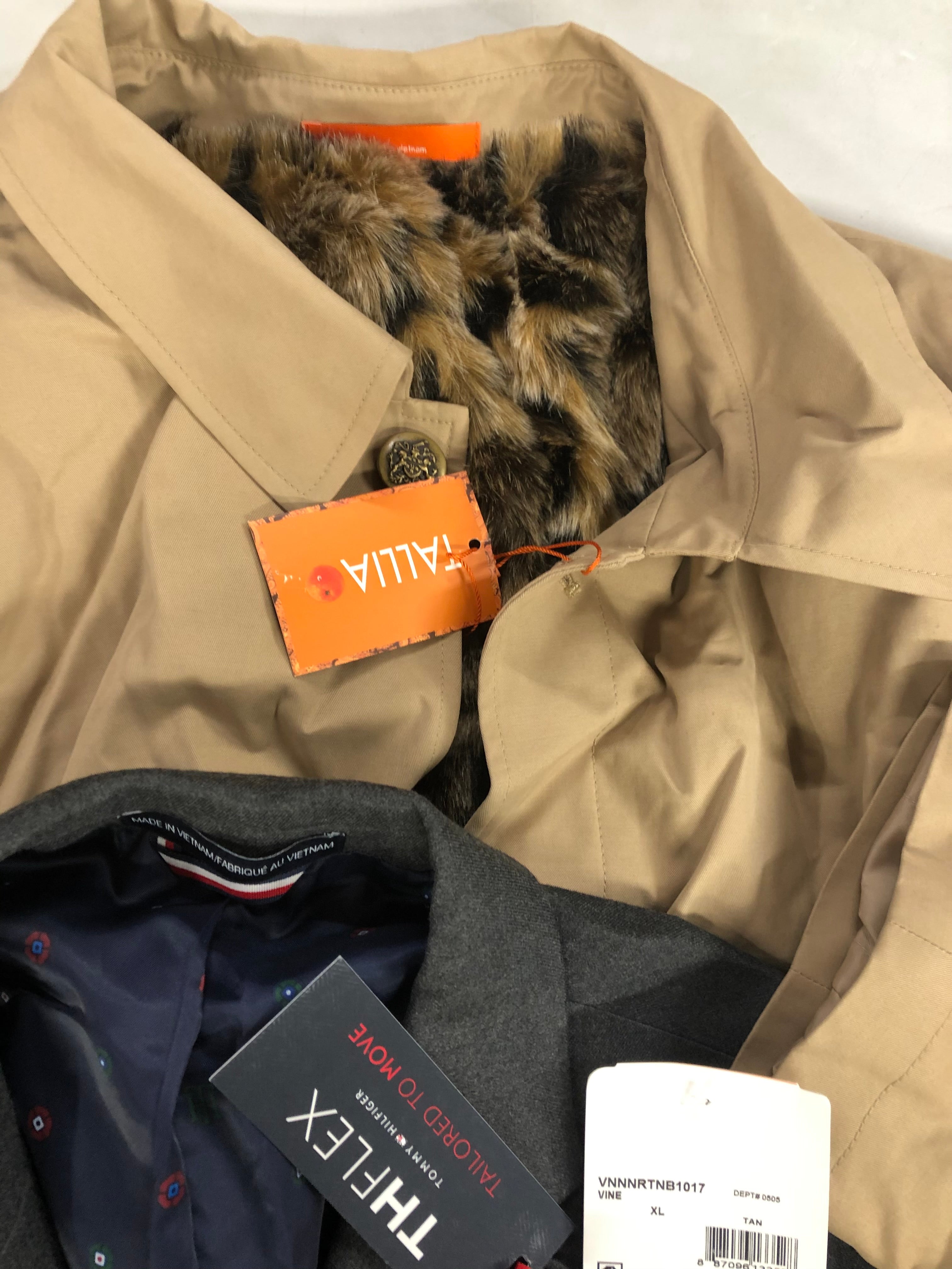 Men's Clothing Assorted Wholesale Lot, TALLIA, TOMMY HILFIGER, LEVI'S, BUFFALO JEANS and more, 7 items, Shelf Pulls, MSRP $1,624
