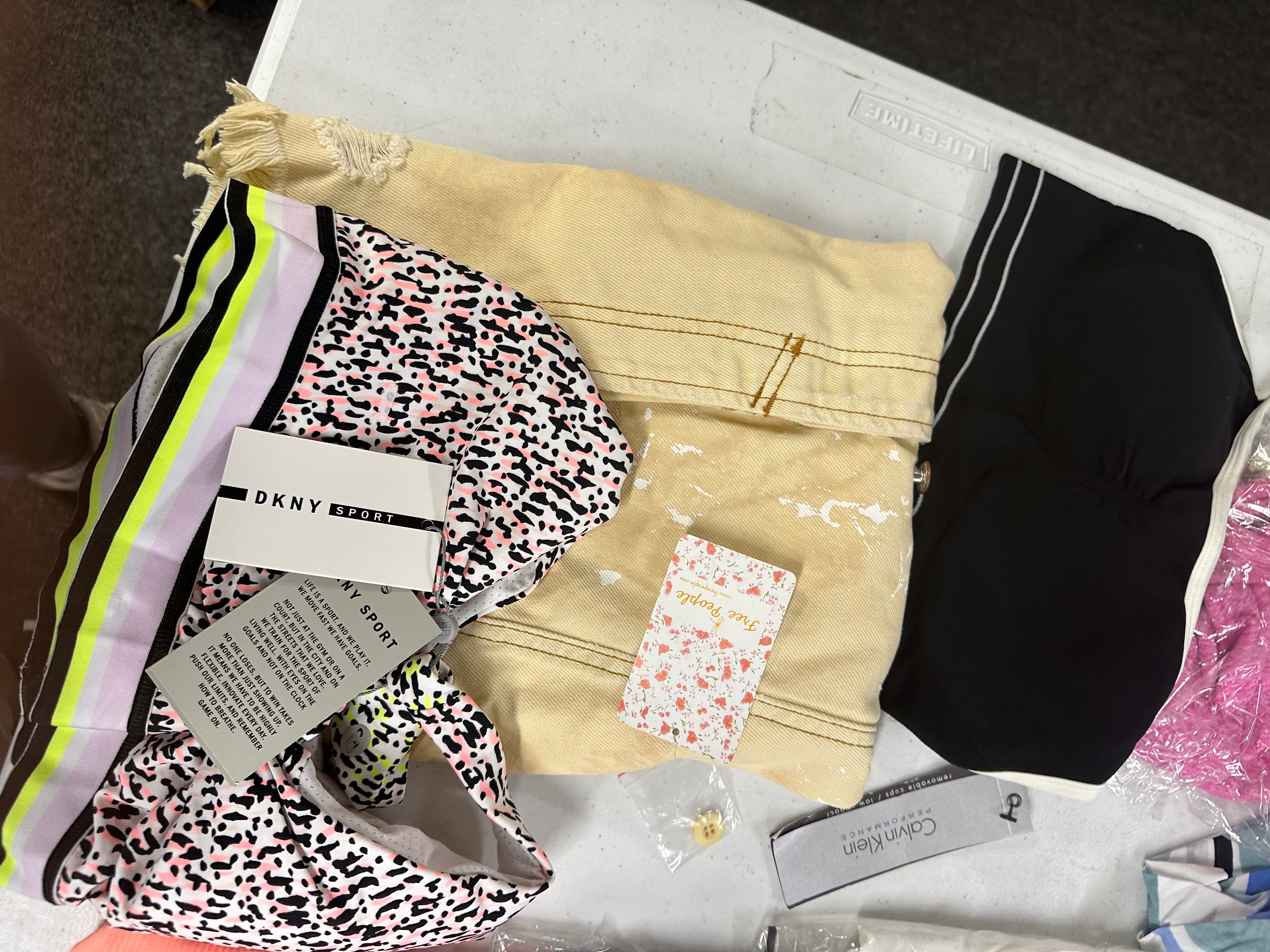 Women's Clothing Assorted Wholesale Lot, JOE'S JEANS, SPLENDID, DKNY, FREE PEOPLE, VINCE CAMUTO, CALVIN KLEIN and more, 18 items, CUSTOMER RETURNS