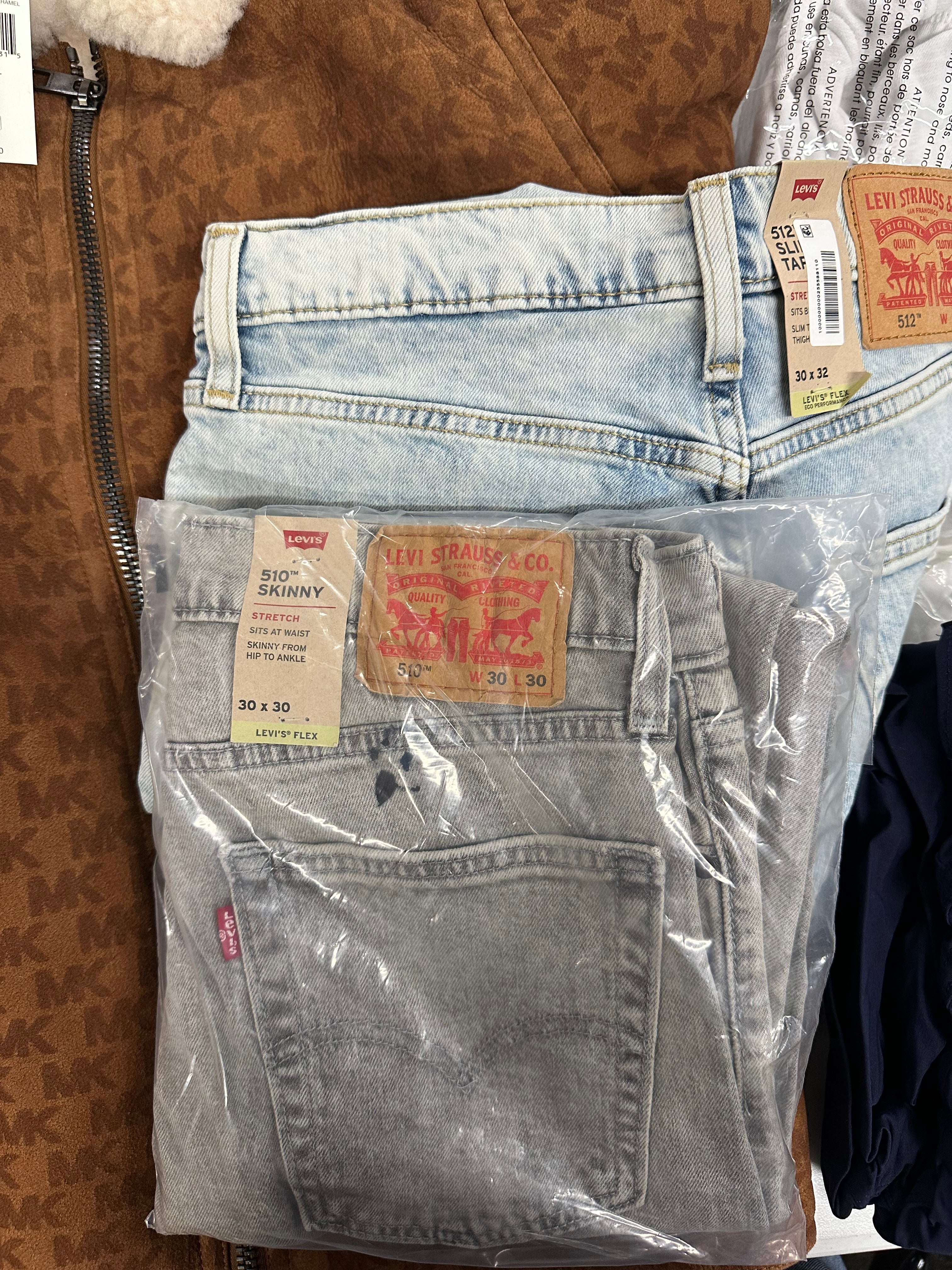Men's Clothings Assorted Wholesale Lot, MICHAEL KORS, LEVI'S, ADIDAS, REEF, UNDER ARMOUR and more, 8 items, CUSTOMER RETURNS