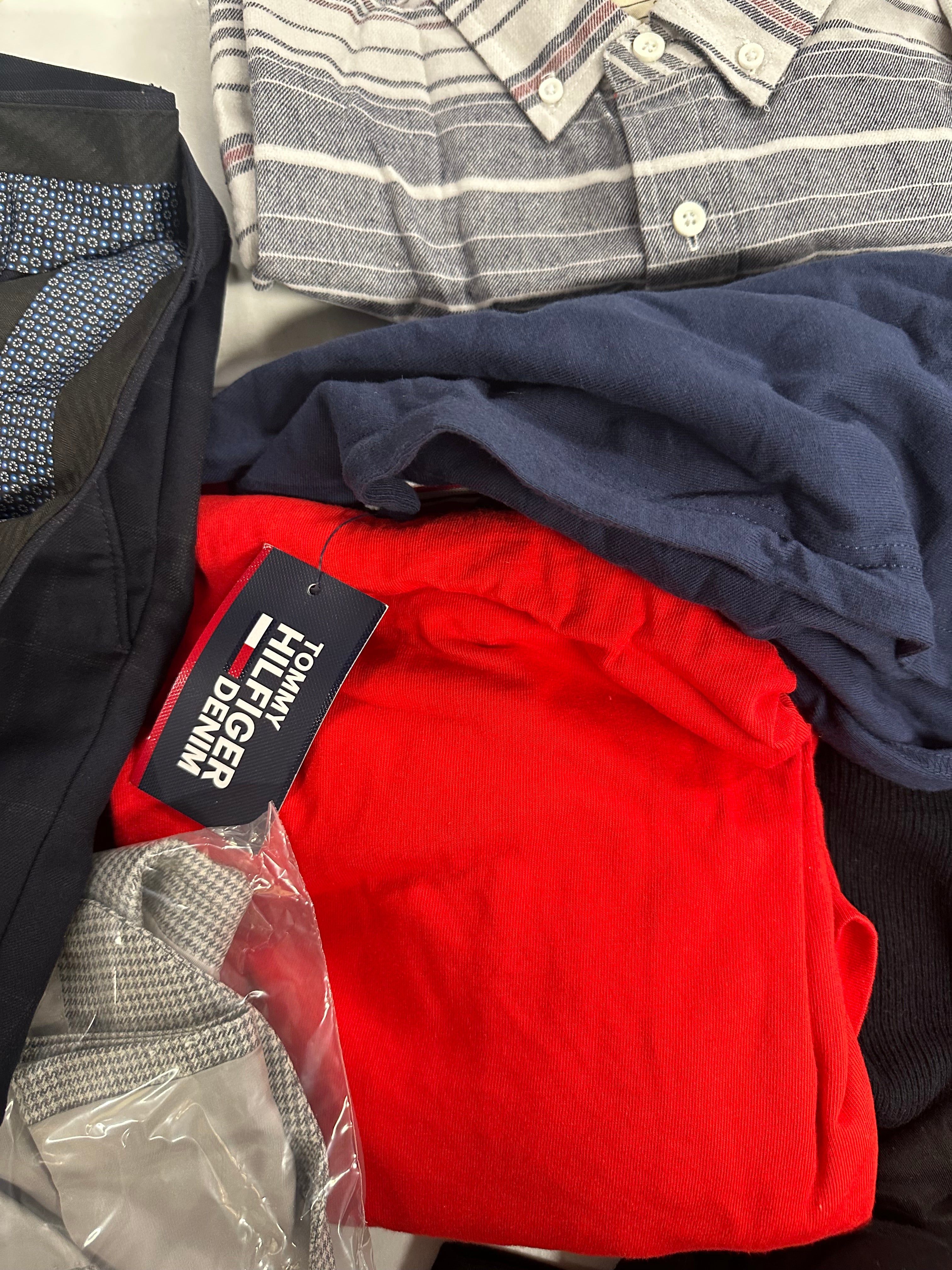 Men's Clothings Assorted Wholesale Lot, UNDER ARMOUR, LEVI'S, TOMMY HILFIGER, LAUREN RALPH LAUREN and more, 12 items, CUSTOMER RETURNS