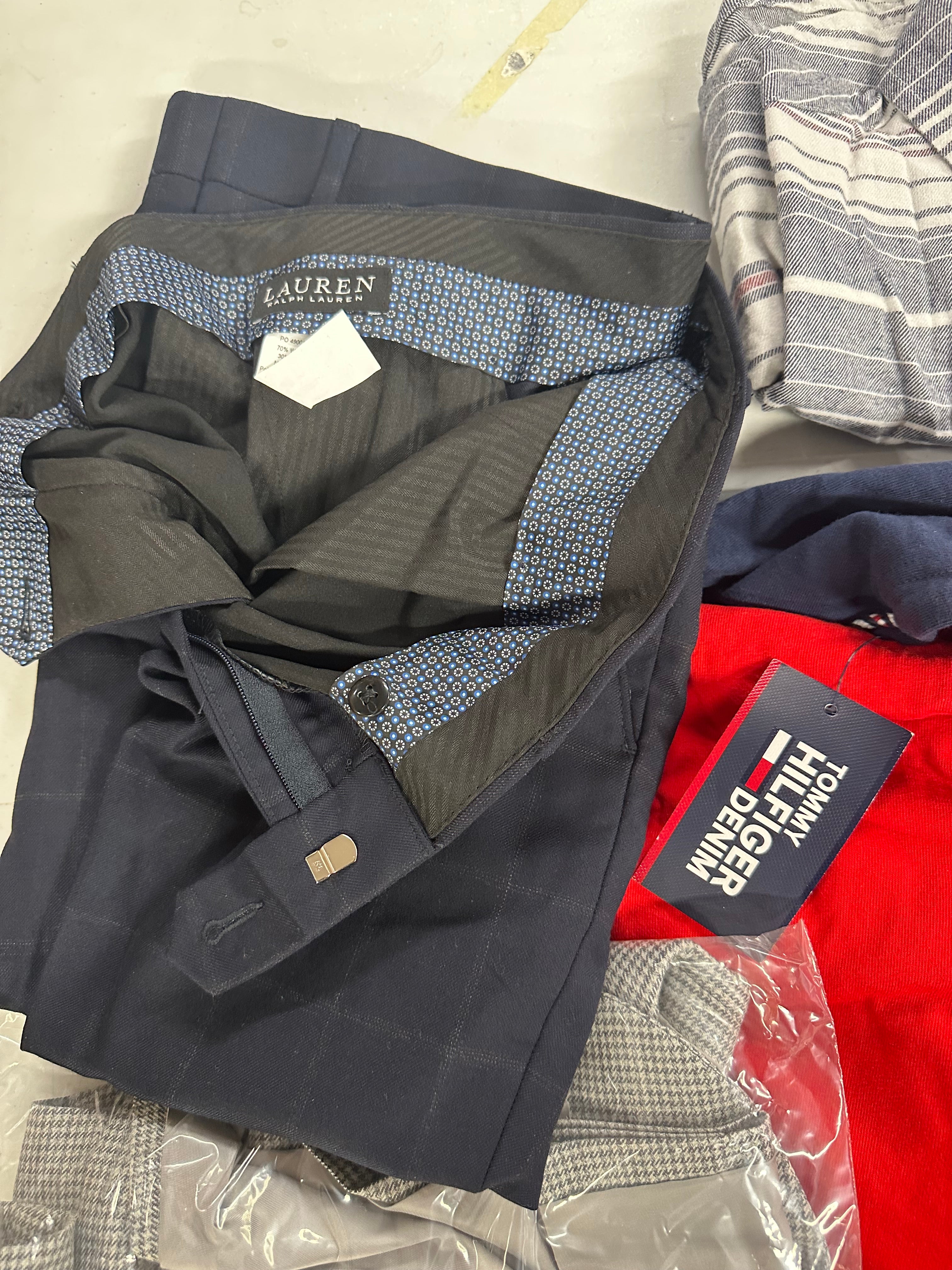 Men's Clothings Assorted Wholesale Lot, UNDER ARMOUR, LEVI'S, TOMMY HILFIGER, LAUREN RALPH LAUREN and more, 12 items, CUSTOMER RETURNS
