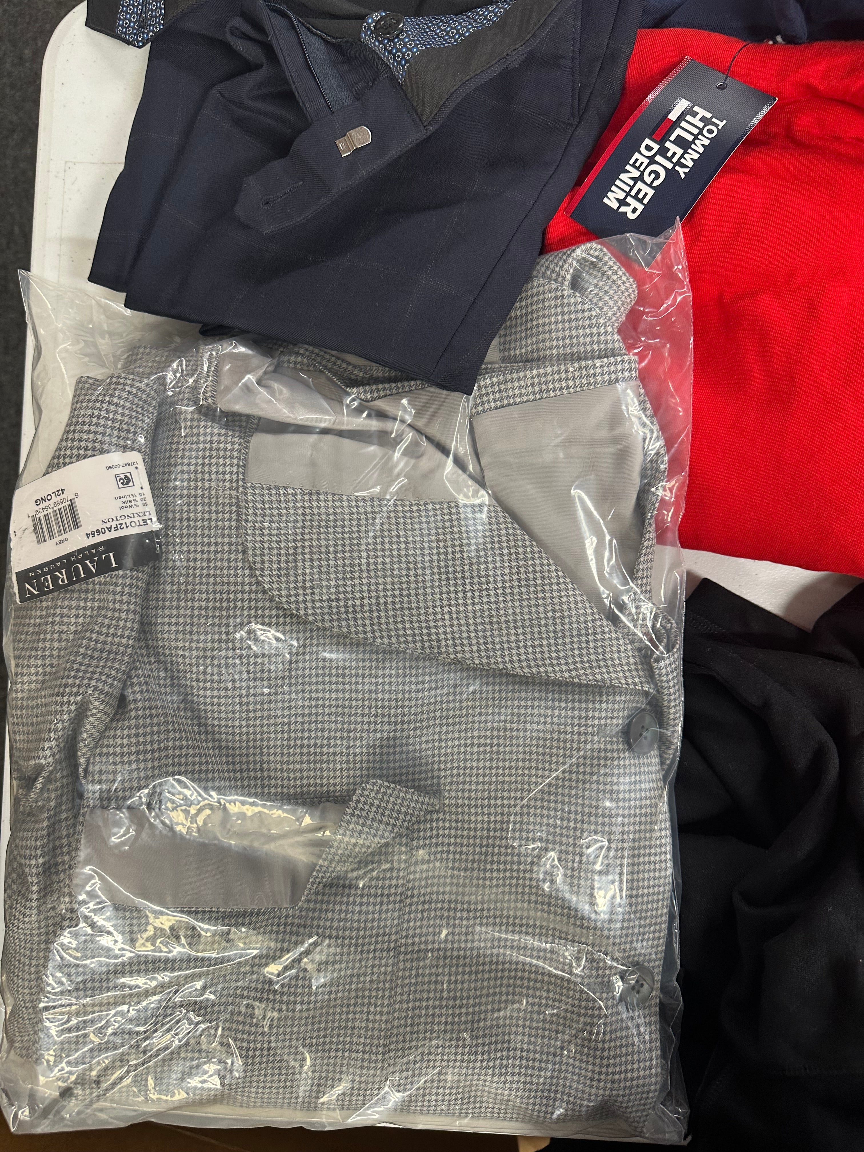 Men's Clothings Assorted Wholesale Lot, UNDER ARMOUR, LEVI'S, TOMMY HILFIGER, LAUREN RALPH LAUREN and more, 12 items, CUSTOMER RETURNS