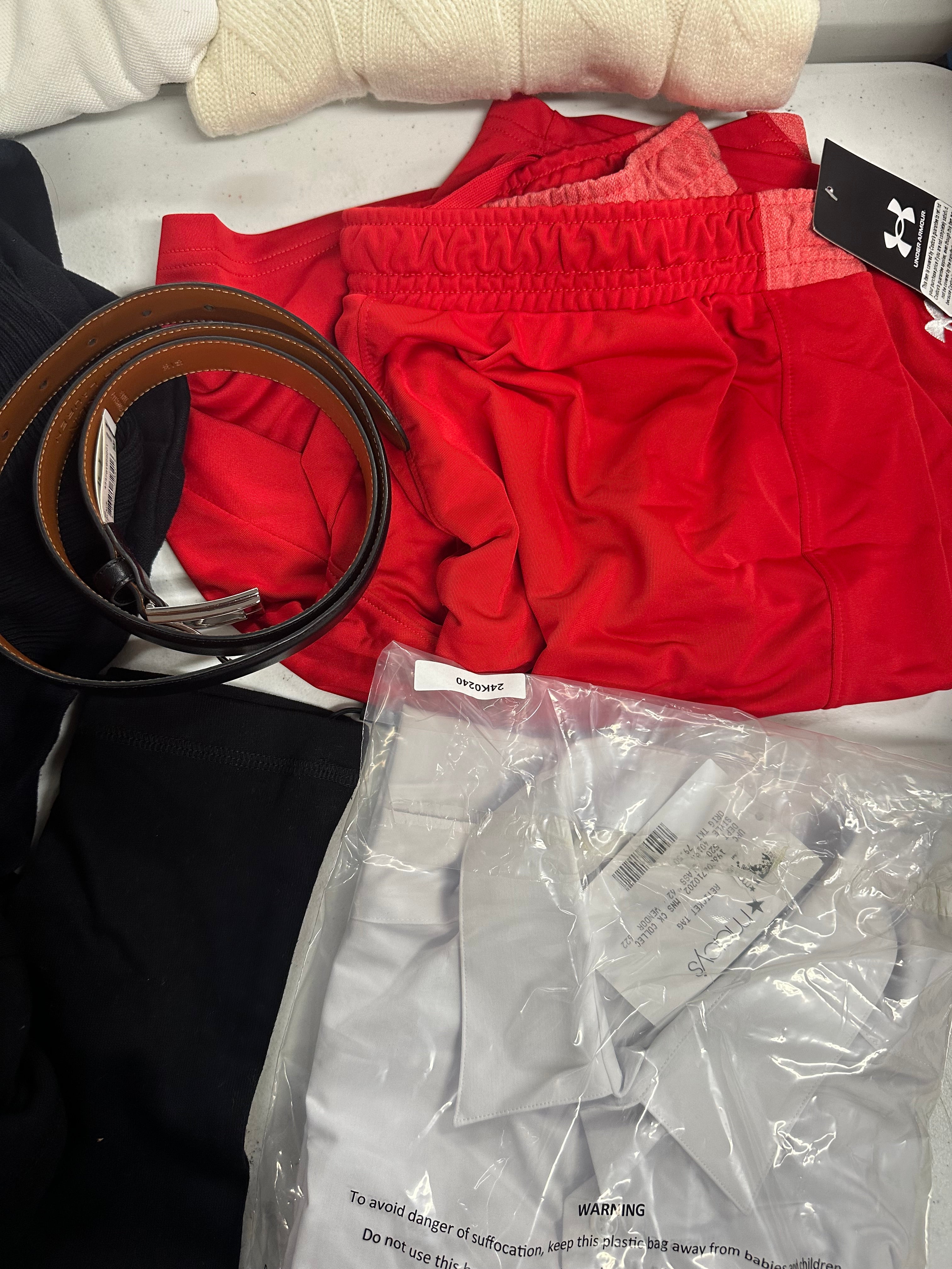 Men's Clothings Assorted Wholesale Lot, UNDER ARMOUR, LEVI'S, TOMMY HILFIGER, LAUREN RALPH LAUREN and more, 12 items, CUSTOMER RETURNS