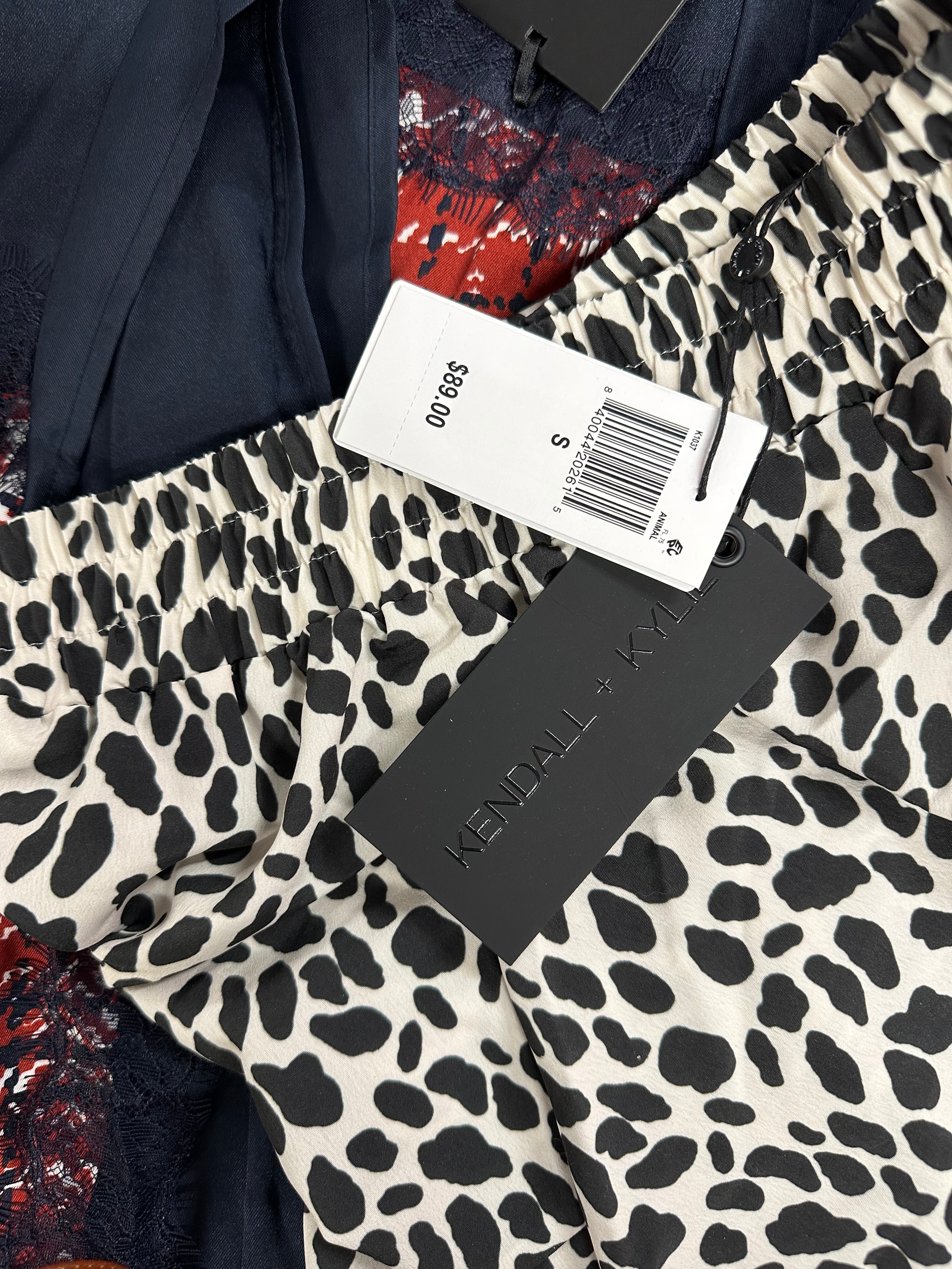 Women's Clothing Tops Wholesale Lot, TOMMY HILFIGER, ADIDAS, UNDER ARMOUR, KENDALL + KYLIE. 1 STATE and more, 15 items, Shelf Pulls, MSRP $970