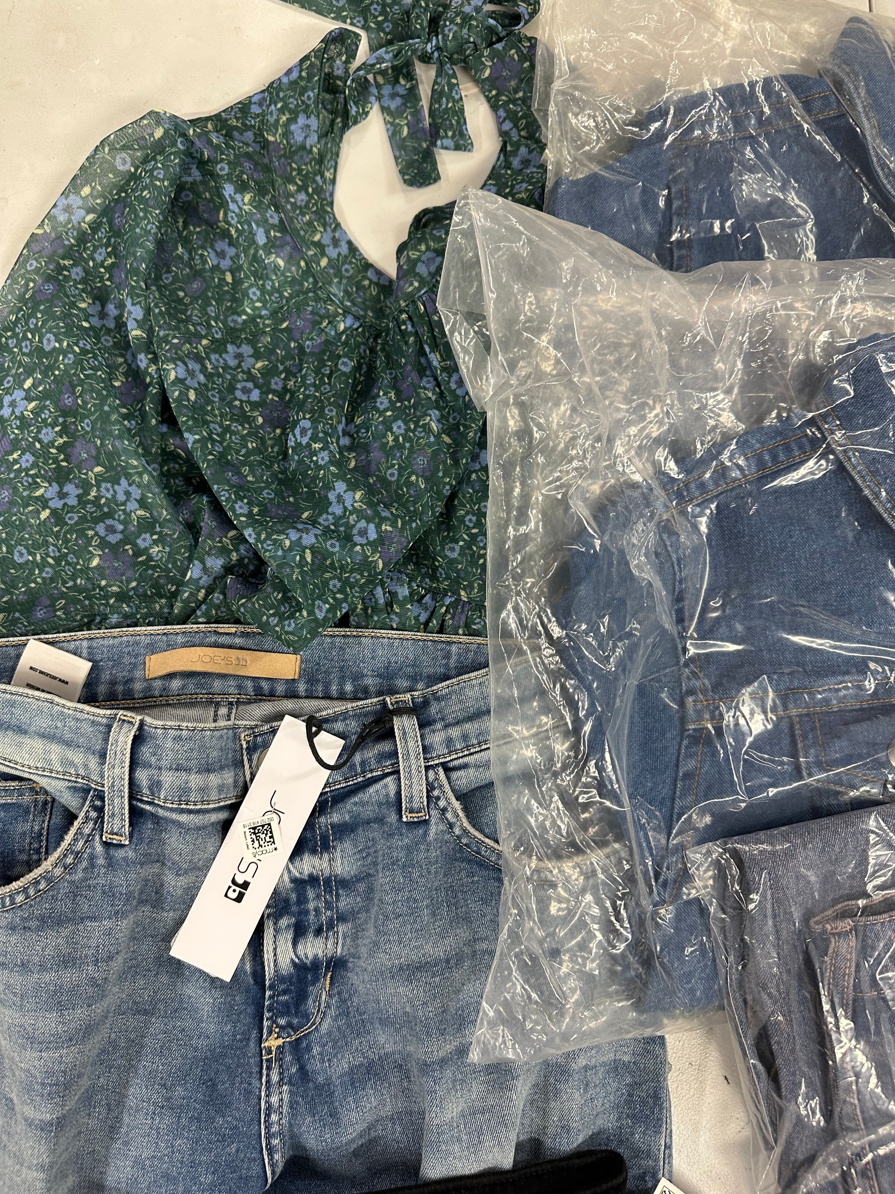 Women's Clothing Assorted Wholesale Lot, FREE PEOPLE, JOE'S JEANS, HUDSON, LEGENDARY and more, 13 items, Shelf Pulls, MSRP $1,269