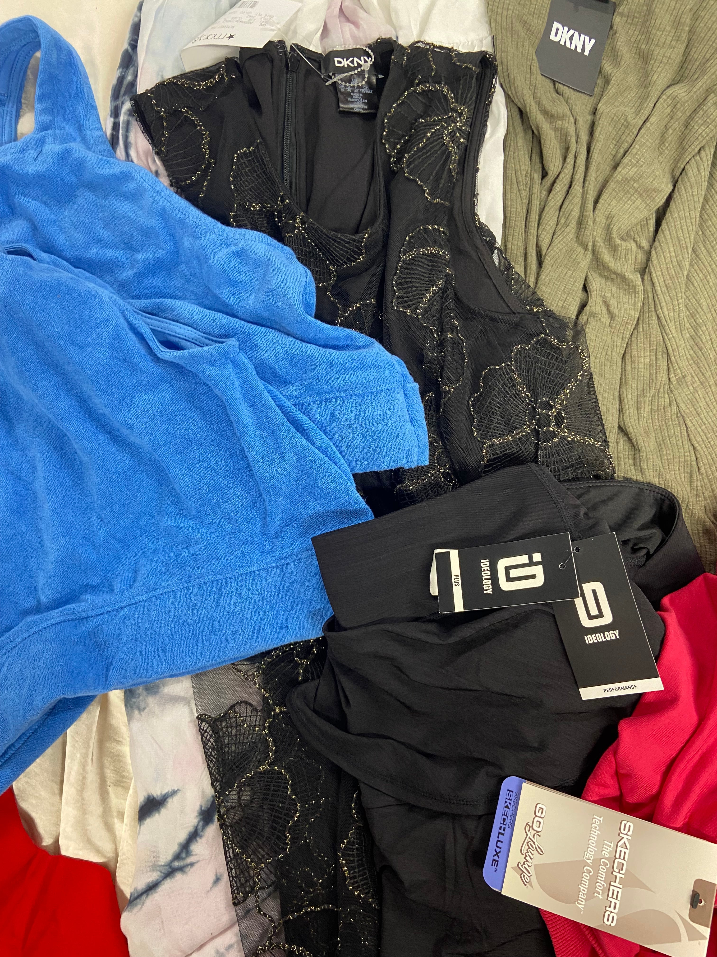 Women's Clothing Dress & Top Wholesale Lot, DKNY, LUCKY BRAND, SKECHERS, VINCE CAMUTO, RAVIYA and more, 13 items, Shelf Pulls, MSRP $813