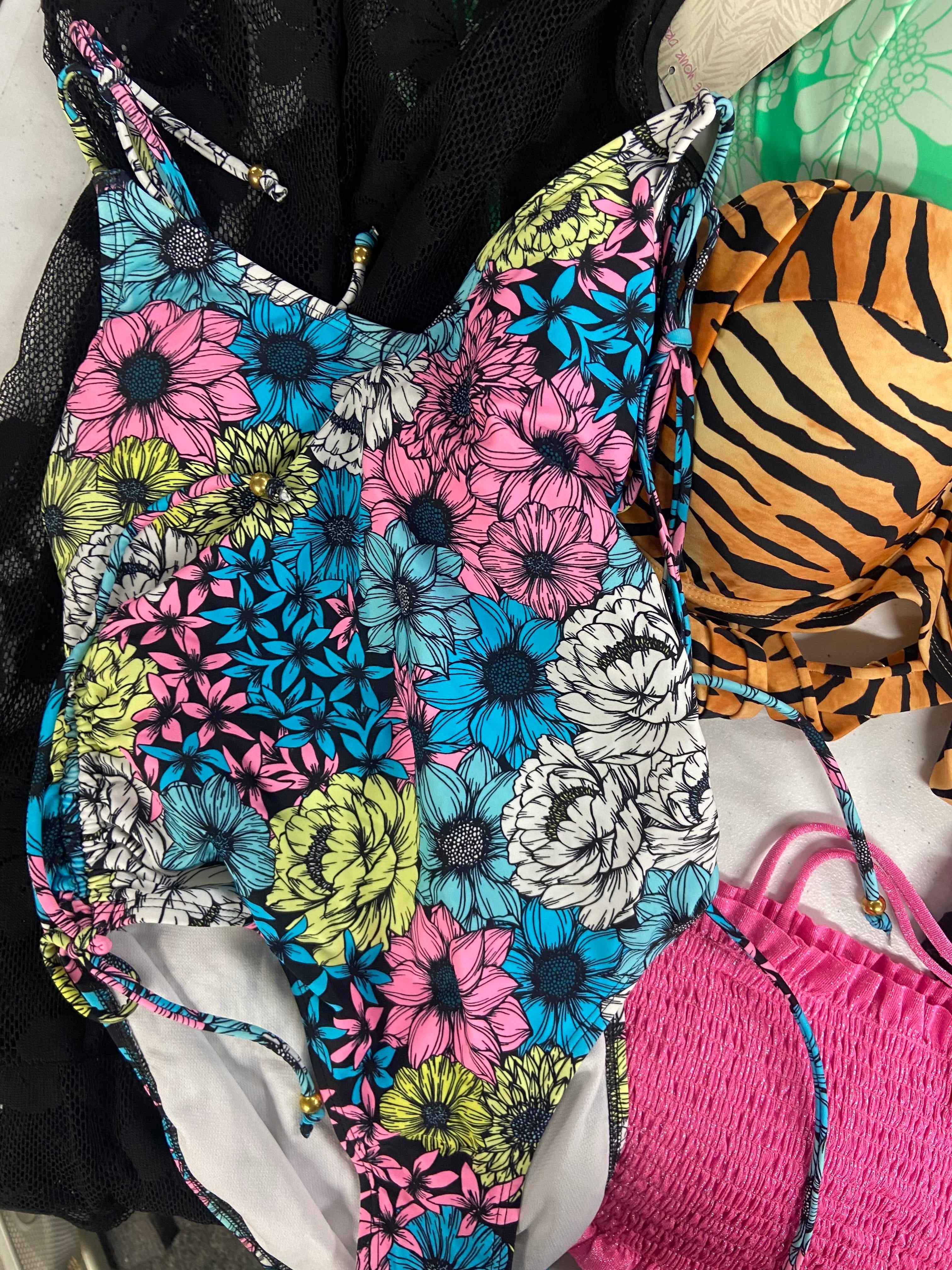 Women's Swimwear Wholesale Lot, ISLAND ESCAPE, JESSICA SIMPSON,MIKEN CLOTHING, SALT + COVE, 15 items, Shelf Pulls, MSRP $564