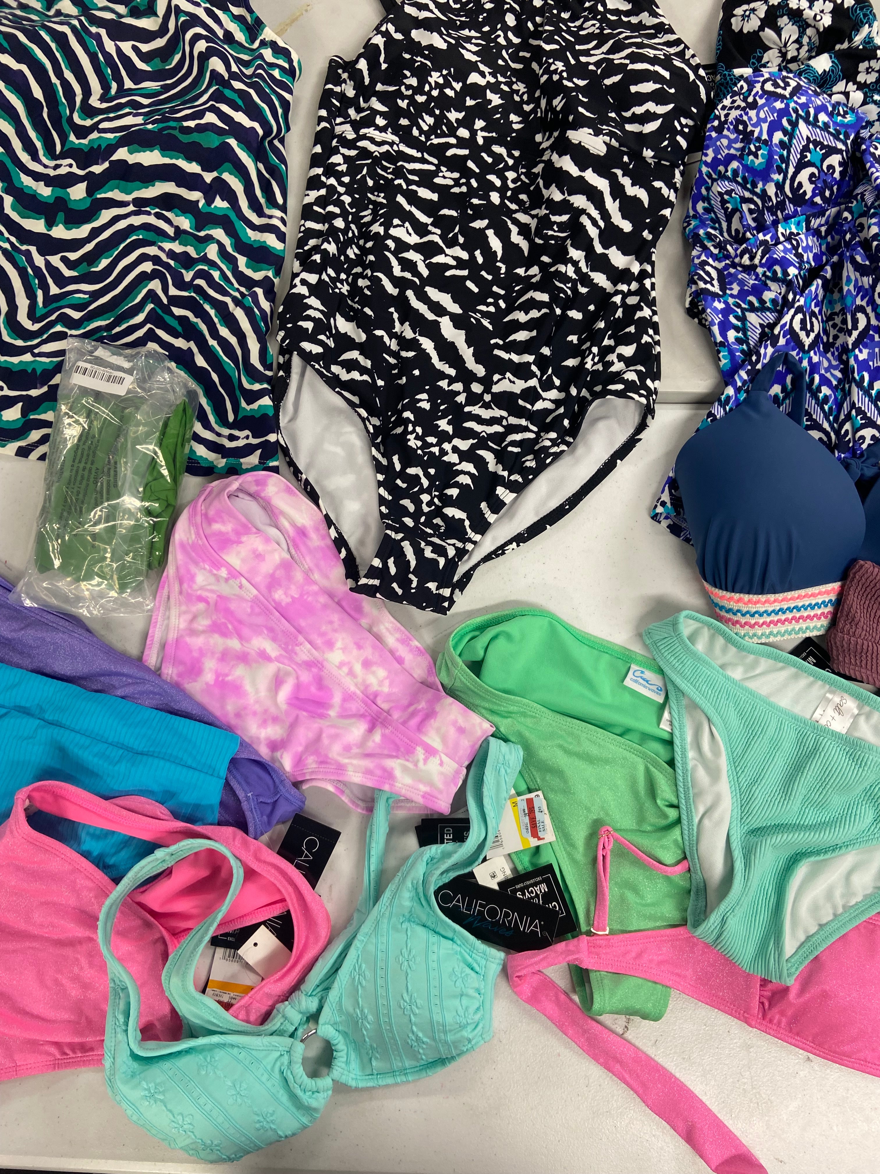 Women's Swimwear Wholesale Lot, SWIM SOLUTIONS, ANNE COLE, SALT + COVE,  ISLAND ESCAPE, 15 items, Shelf Pulls, MSRP $508
