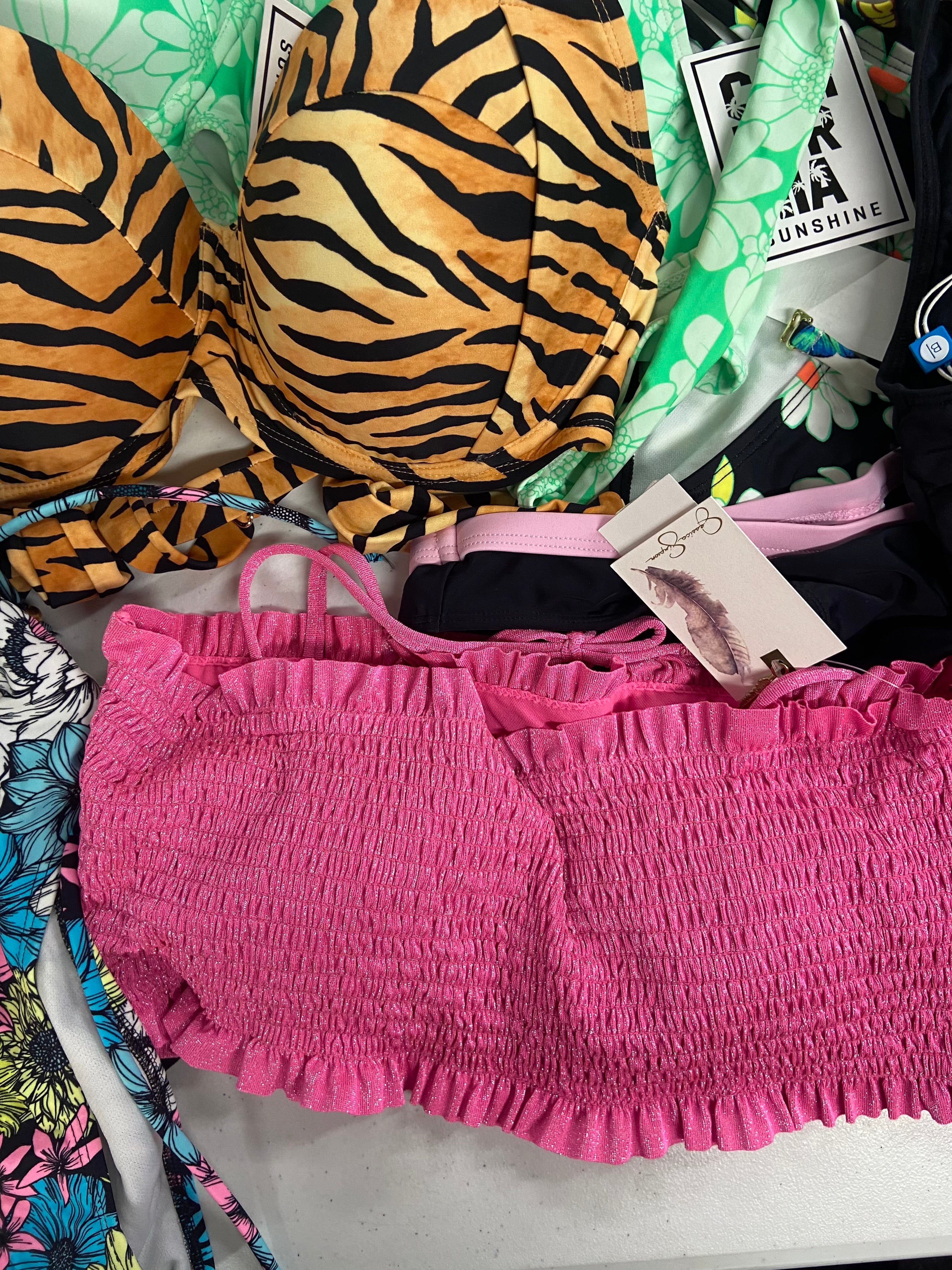 Women's Swimwear Wholesale Lot, ISLAND ESCAPE, JESSICA SIMPSON,MIKEN CLOTHING, SALT + COVE, 15 items, Shelf Pulls, MSRP $564