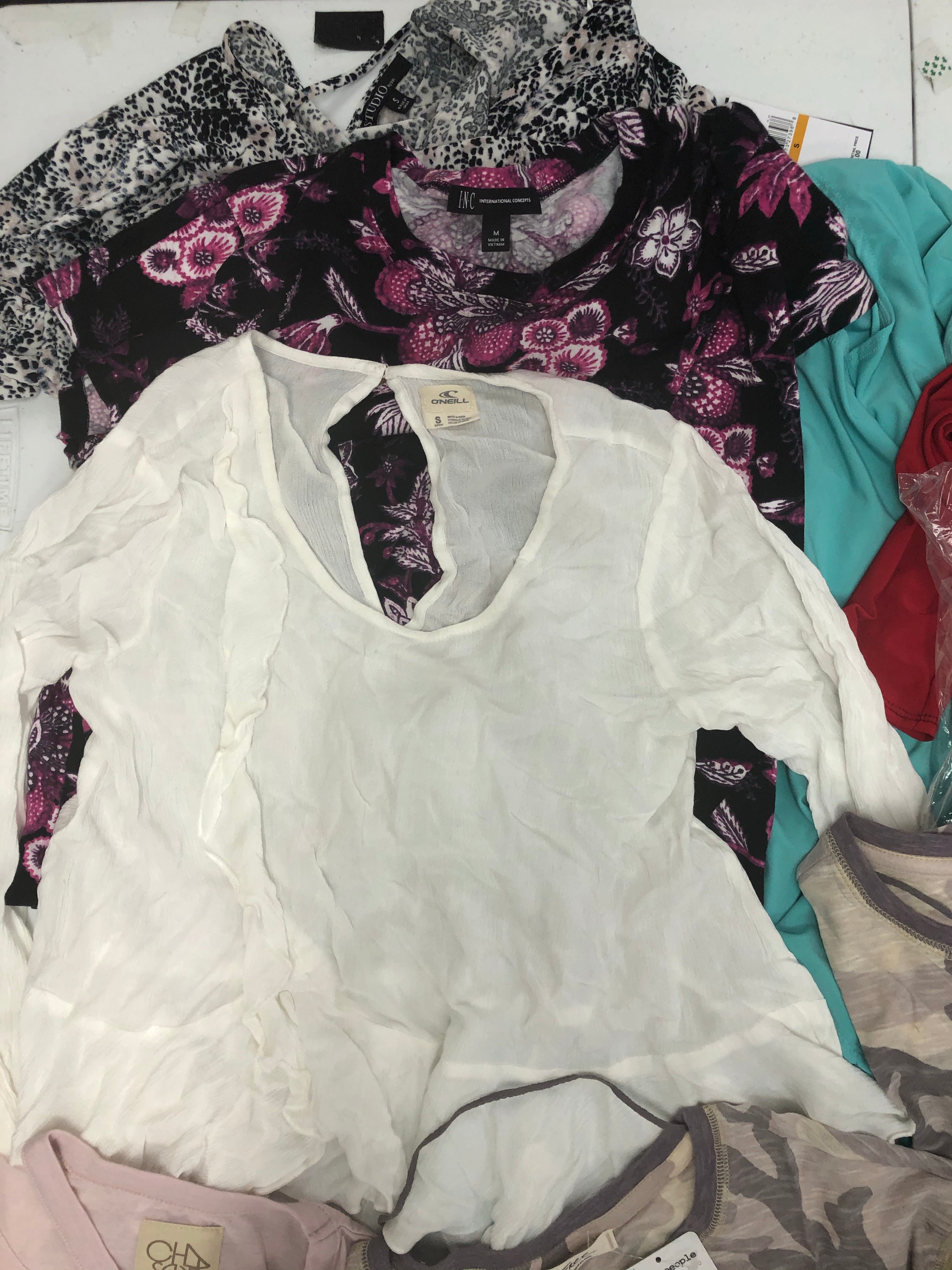 Women's Clothing TOPS Wholesale Lot, MICHAEL KORS, CALVIN KLEIN, FREE PEOPLE, VINCE CAMUTO, 1STATE, CHASER and more, 19 items, Shelf Pulls, MSRP $825