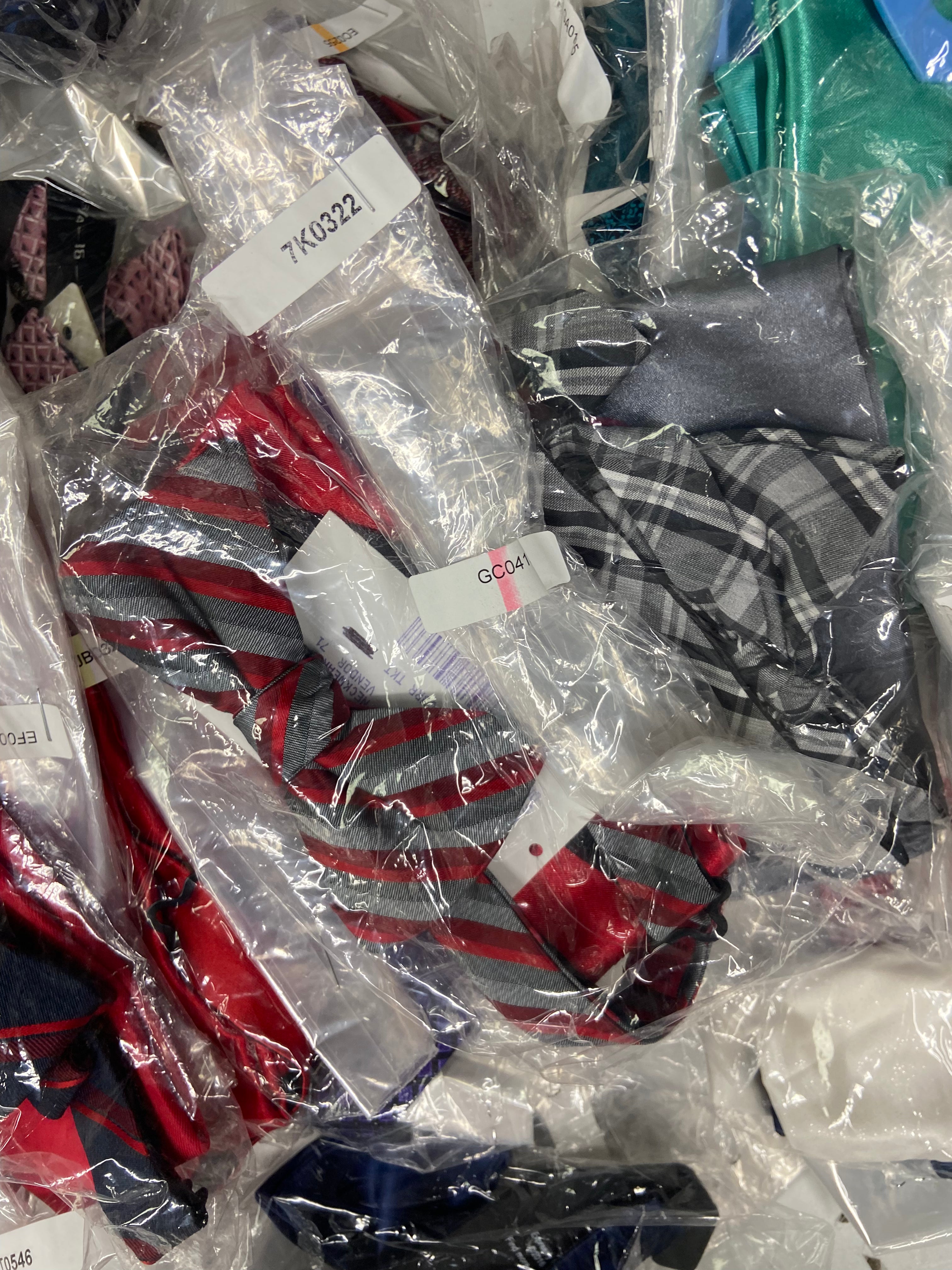 Men's Bow Ties & Handkerchiefs Sets Wholesale Lot, COUNTESS MARA, ALFANI and more, 94 items, CUSTOMER RETURNS