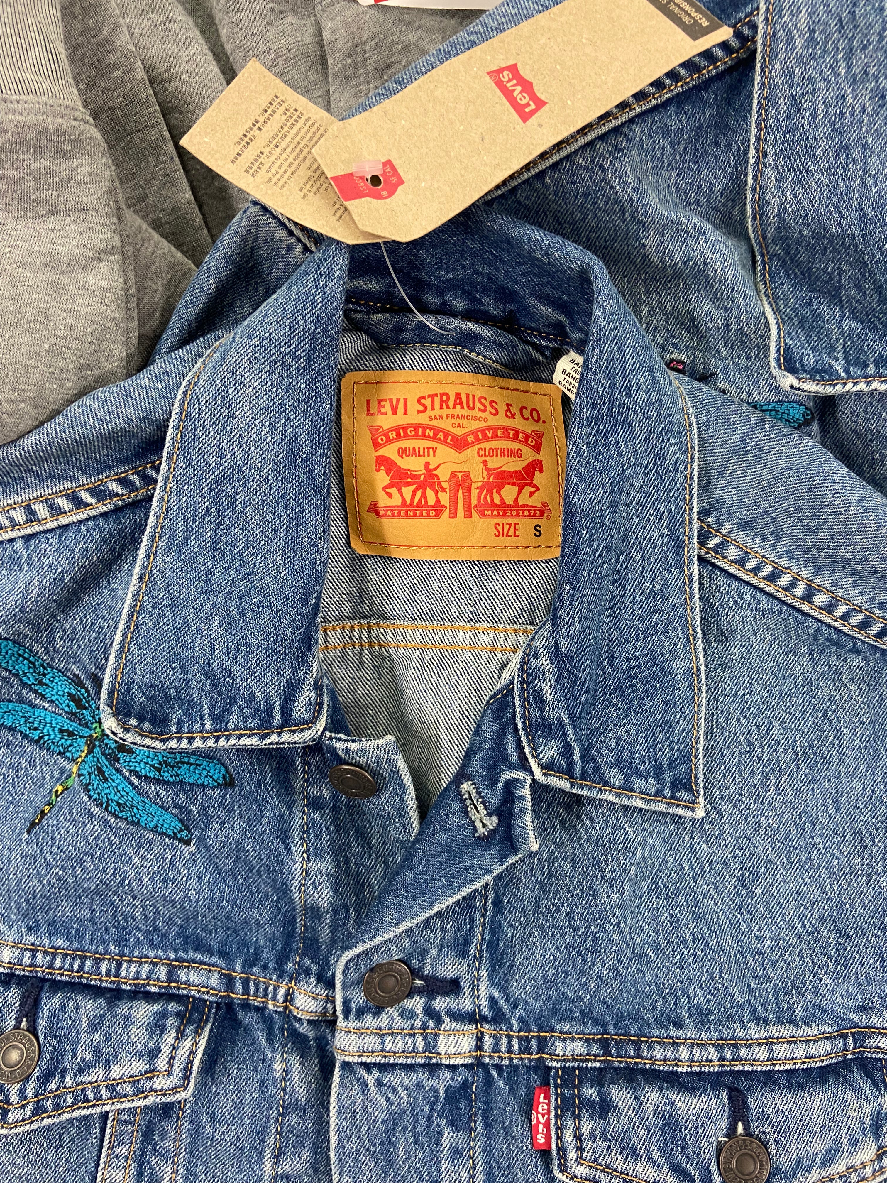 Women's Clothing Jackets and Others Wholesale Lot, LEVI'S, NIKE, BASS OUTDOOR and more, 8 items, Shelf Pulls, MSRP $469