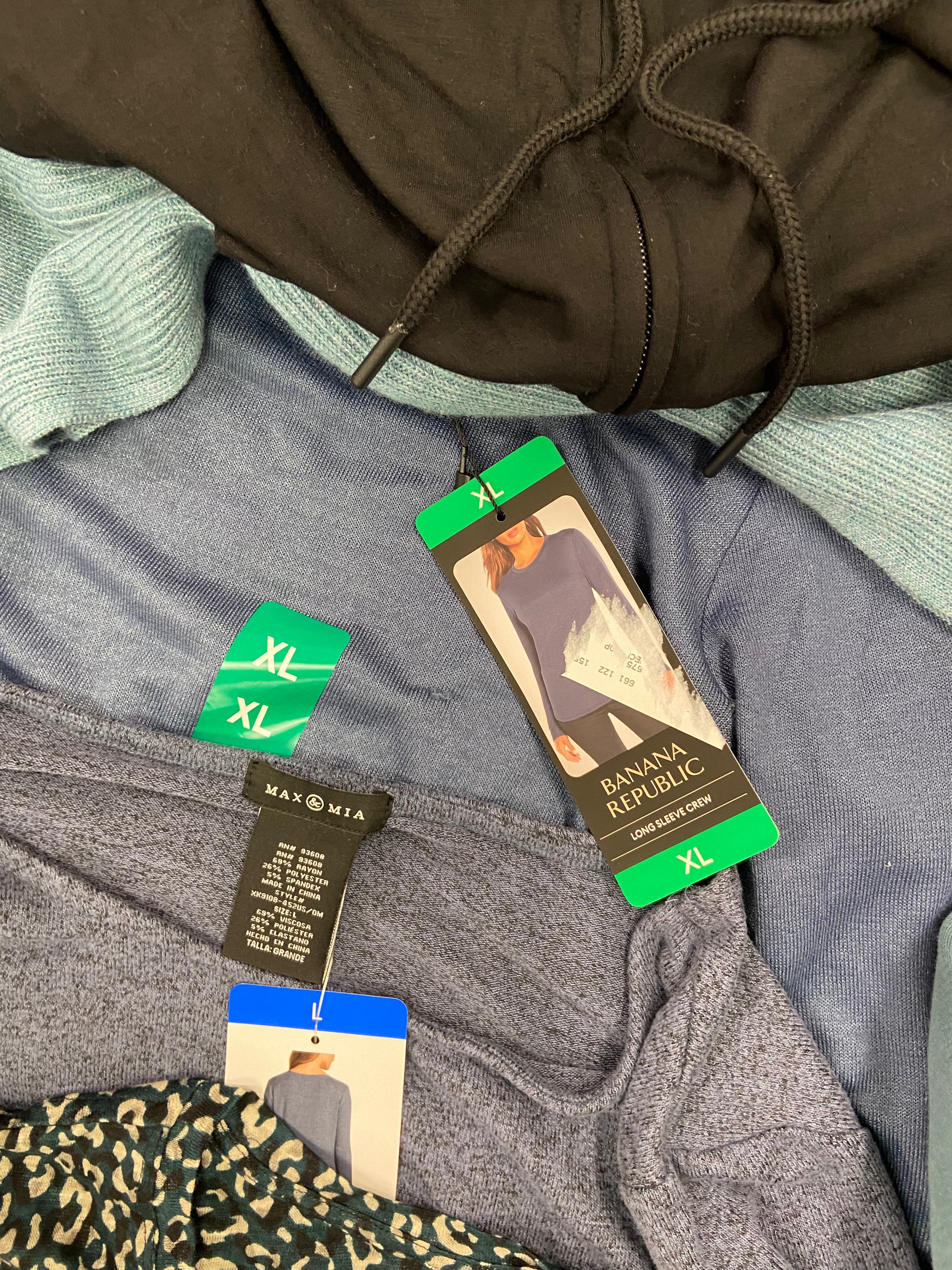 Women's Clothing Tops Wholesale Lot, BANANA REPUBLIC, VINCE CAMUTO, PUMA, FREE PEOPLE, SKETCHERS and more, 18 items, Shelf Pulls, MSRP $935