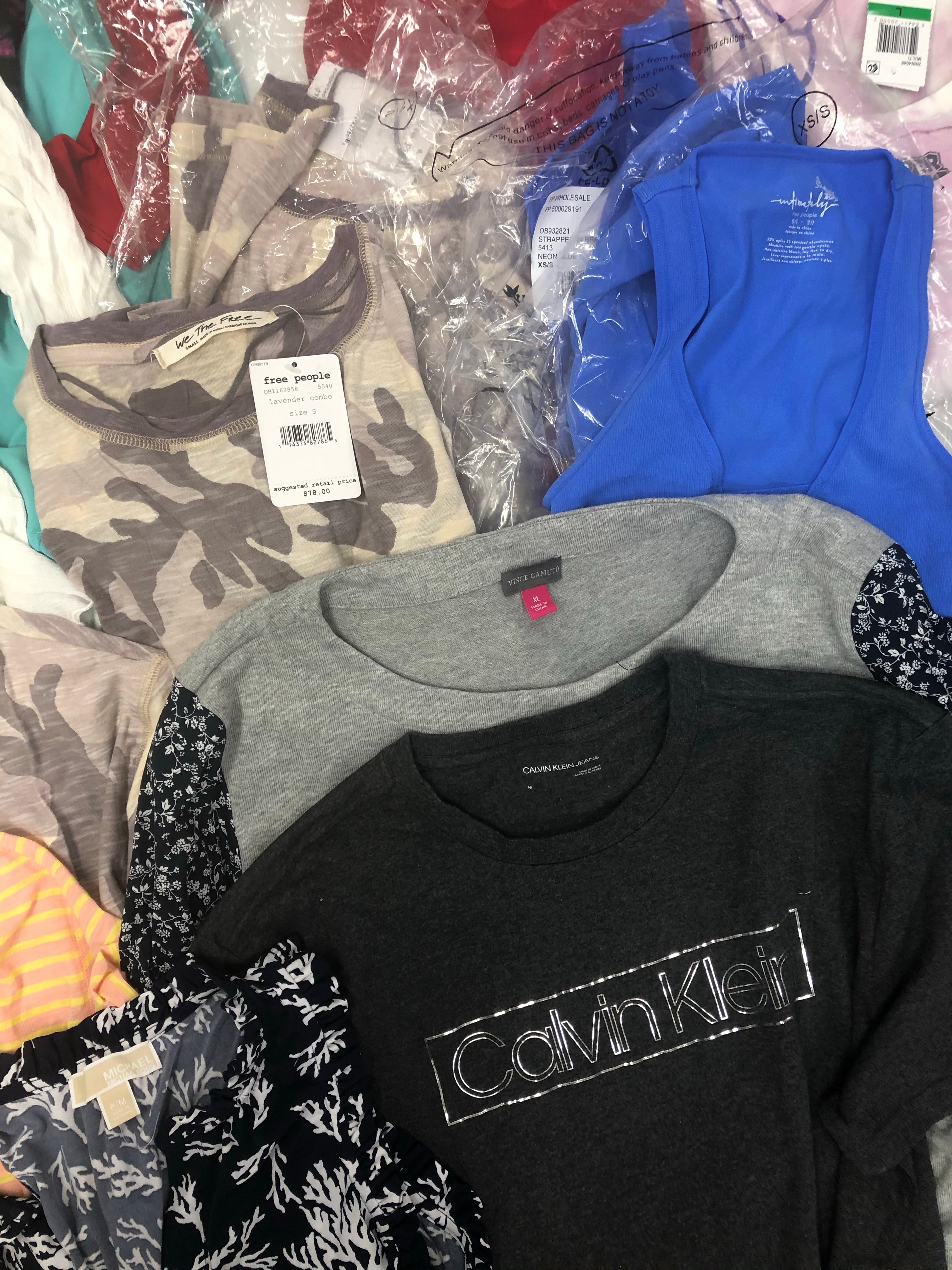 Women's Clothing TOPS Wholesale Lot, MICHAEL KORS, CALVIN KLEIN, FREE PEOPLE, VINCE CAMUTO, 1STATE, CHASER and more, 19 items, Shelf Pulls, MSRP $825