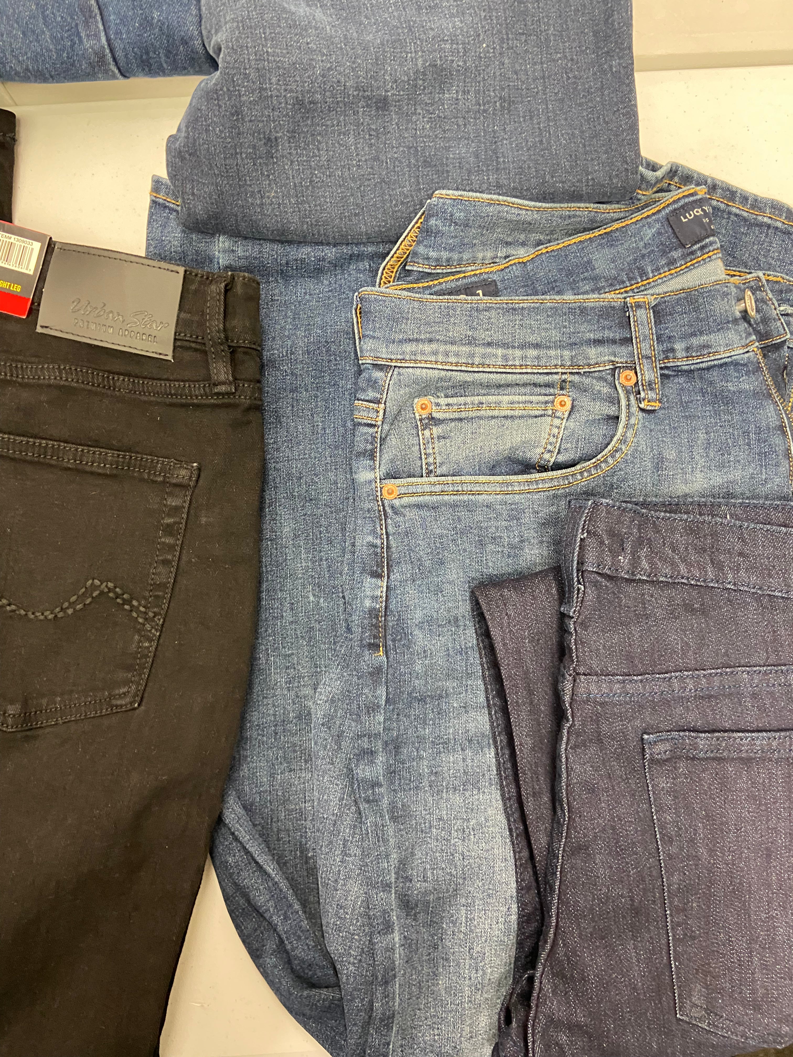 Men's Clothing Jeans Wholesale Lot, LUCKY BRAND, LEVI STRAUSS AND CO, IZOD, URBAN STAR and more, 7 items, Shelf Pulls, MSRP $432