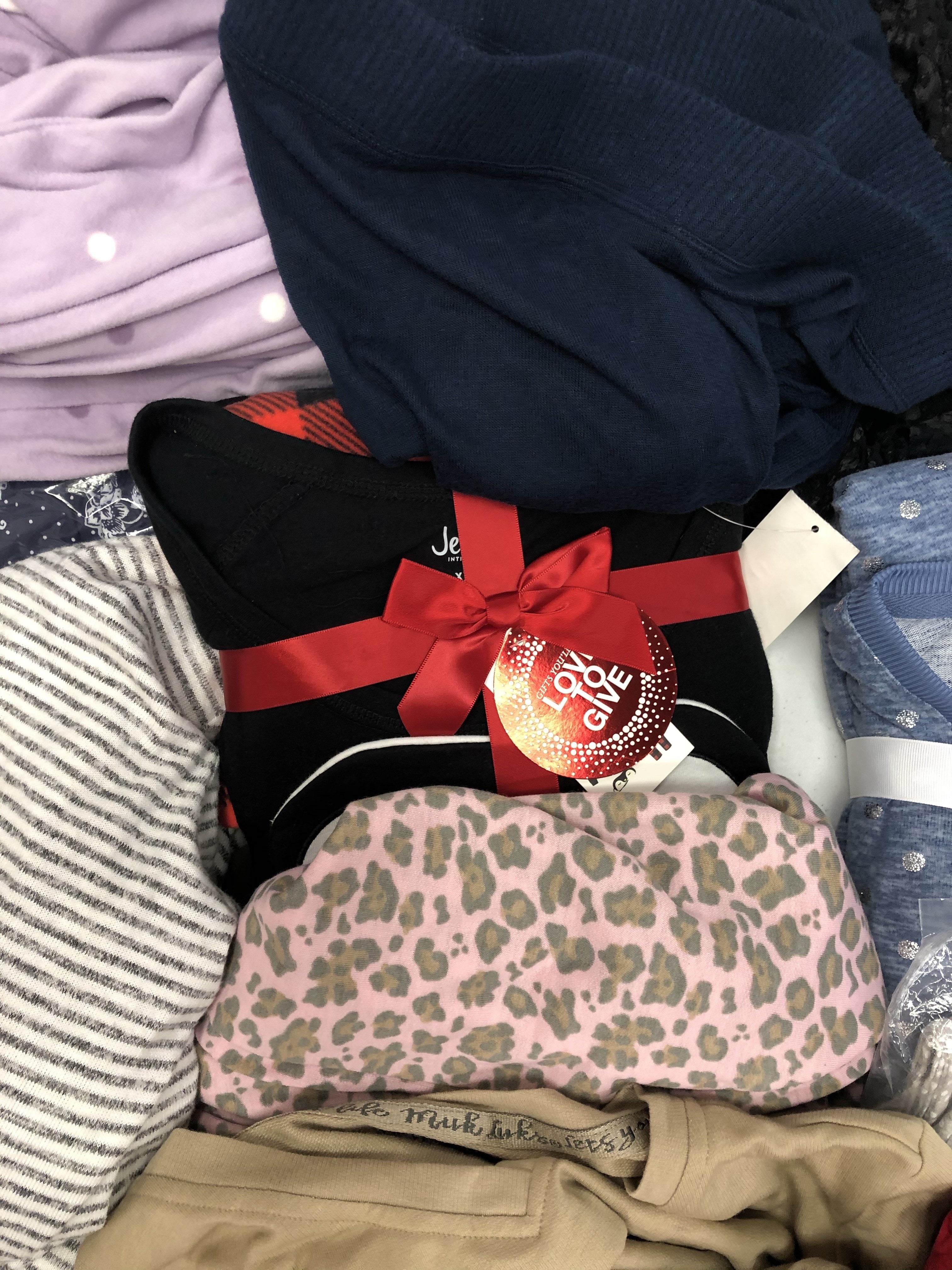 Women's Clothing Pajama Wholesale Lot, Charter Club, Muk Luks, Family PJS, Alfani and more, 17 Units, Shelf Pulls, MSRP $698.44