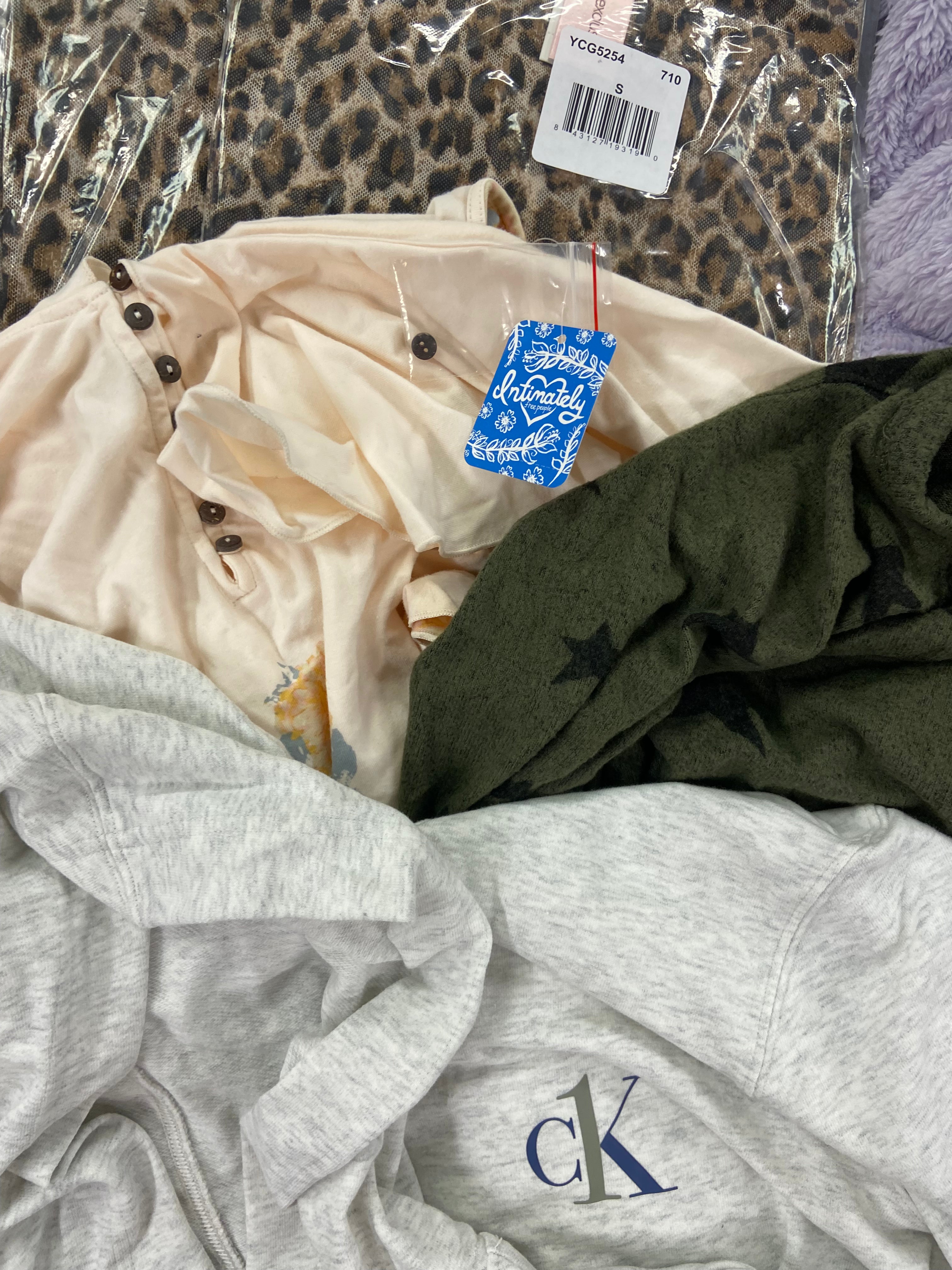 Women's Clothing Tops Wholesale Lot, NORTH FACE, NIKE, FREE PEOPLE, CALVIN KLEIN, EDDIE BAUER, BUFFALO, THREE DOTS, AQUA and more, 21 items, Shelf Pulls, MSRP $987