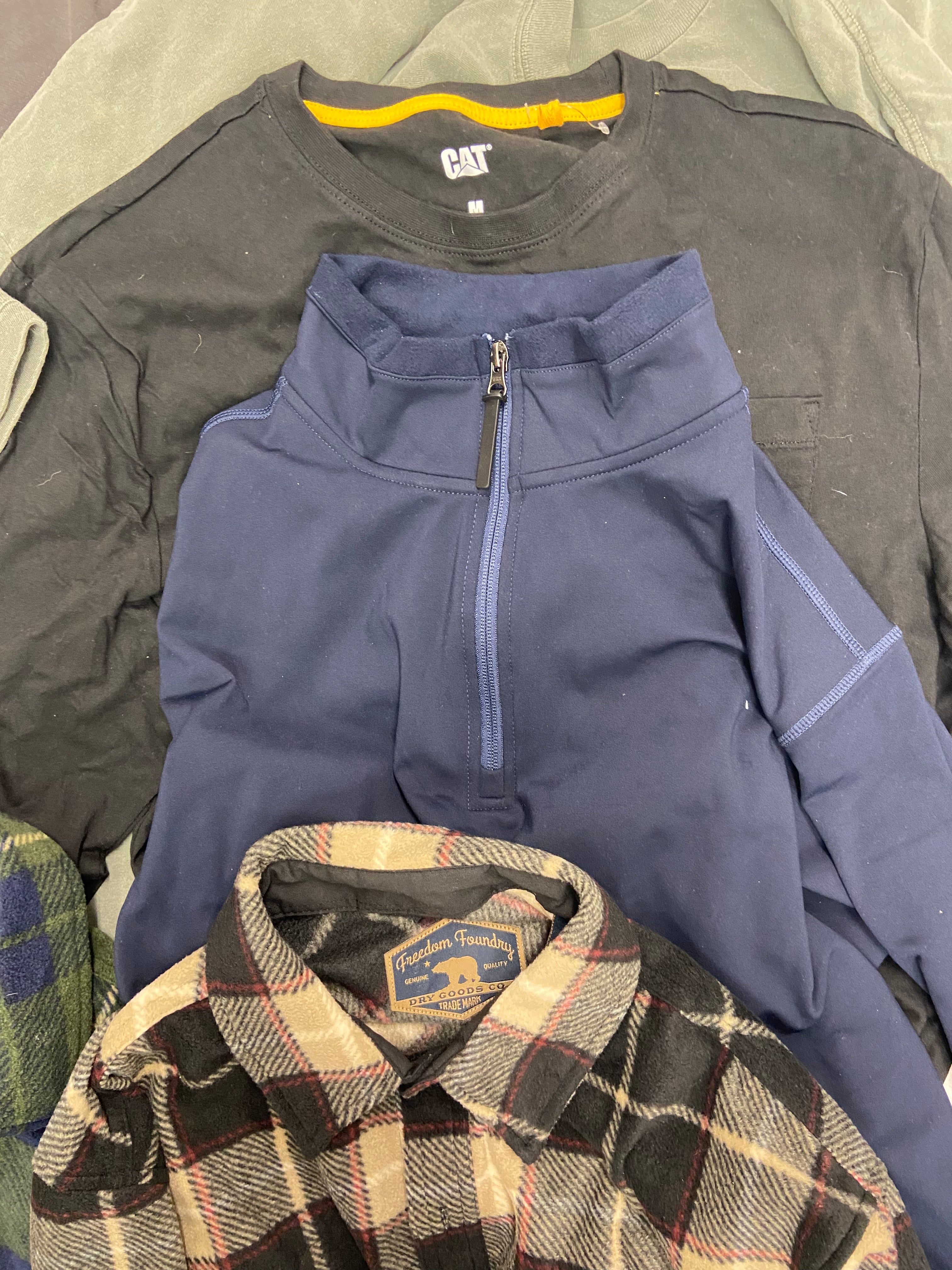 Men's Clothing Hoodies and Other Tops Wholesale Lot, CATERPILLAR, FREEDOM FOUNDRY, KIRKLANDS, 32 DEGREES and more, 15 items, Shelf Pulls, MSRP $665
