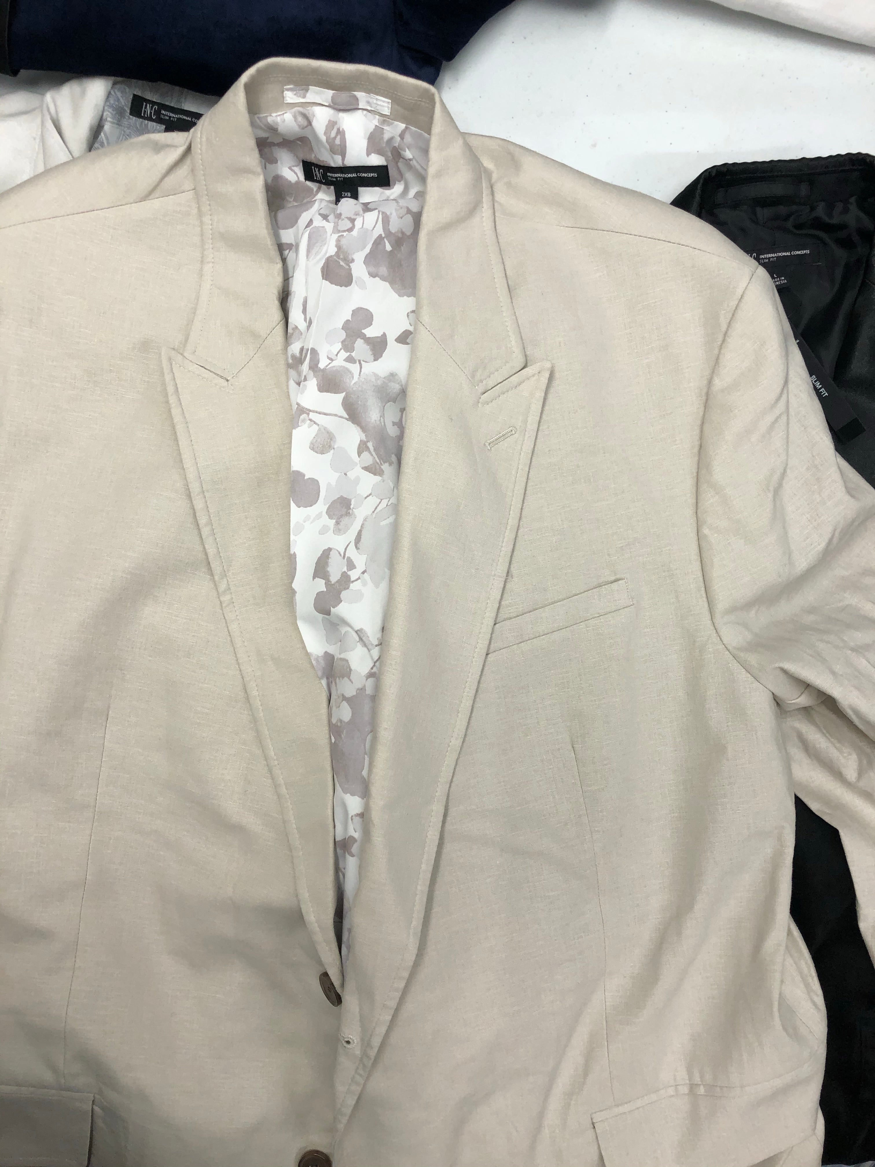 Men's Clothing SUITS/BLAZERS Wholesale Lot, INC Only, 6 Units, Shelf Pulls, MSRP $847
