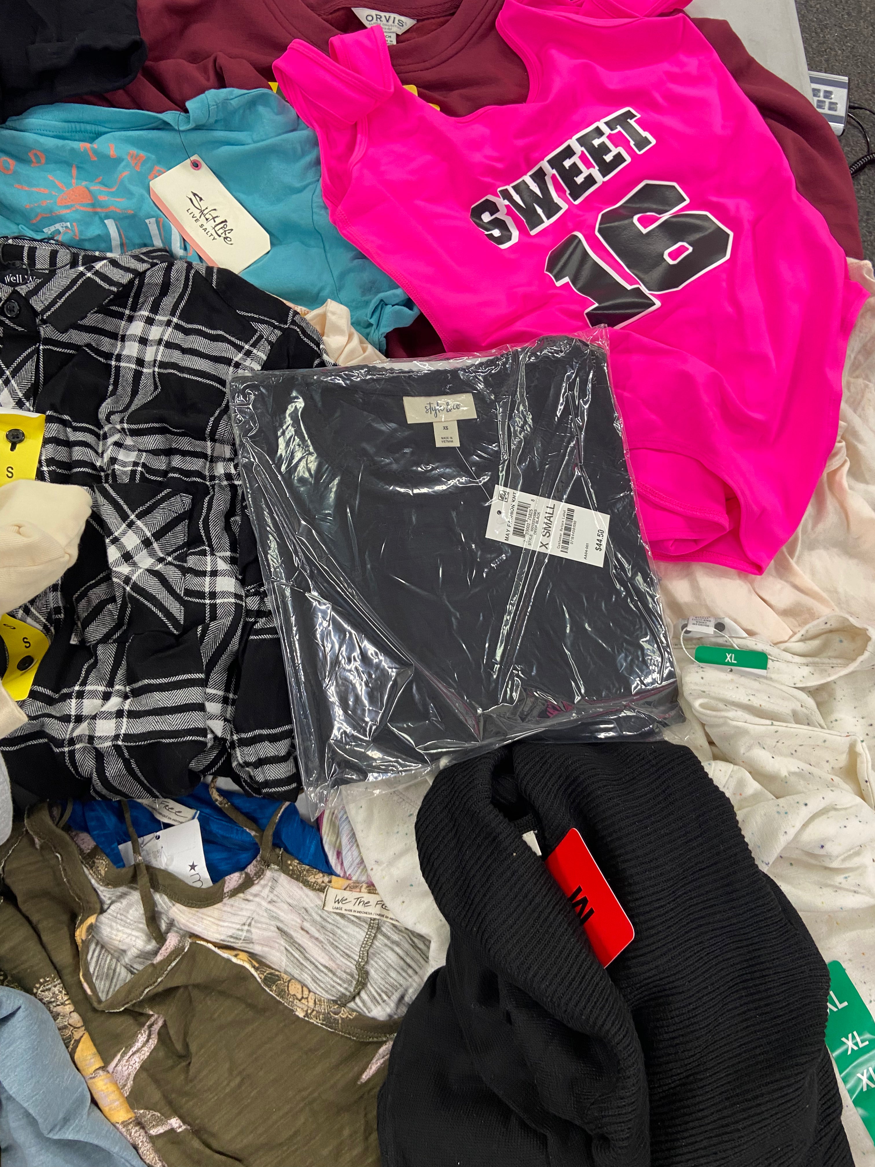Women's Clothing Tops Wholesale Lot, FREE PEOPLE, VINCE CAMUTO, KENSIE, 32 DEGREES, AMERICAN APPAREL, ELLA MOSS and more, 23 items, Shelf Pulls, MSRP $932