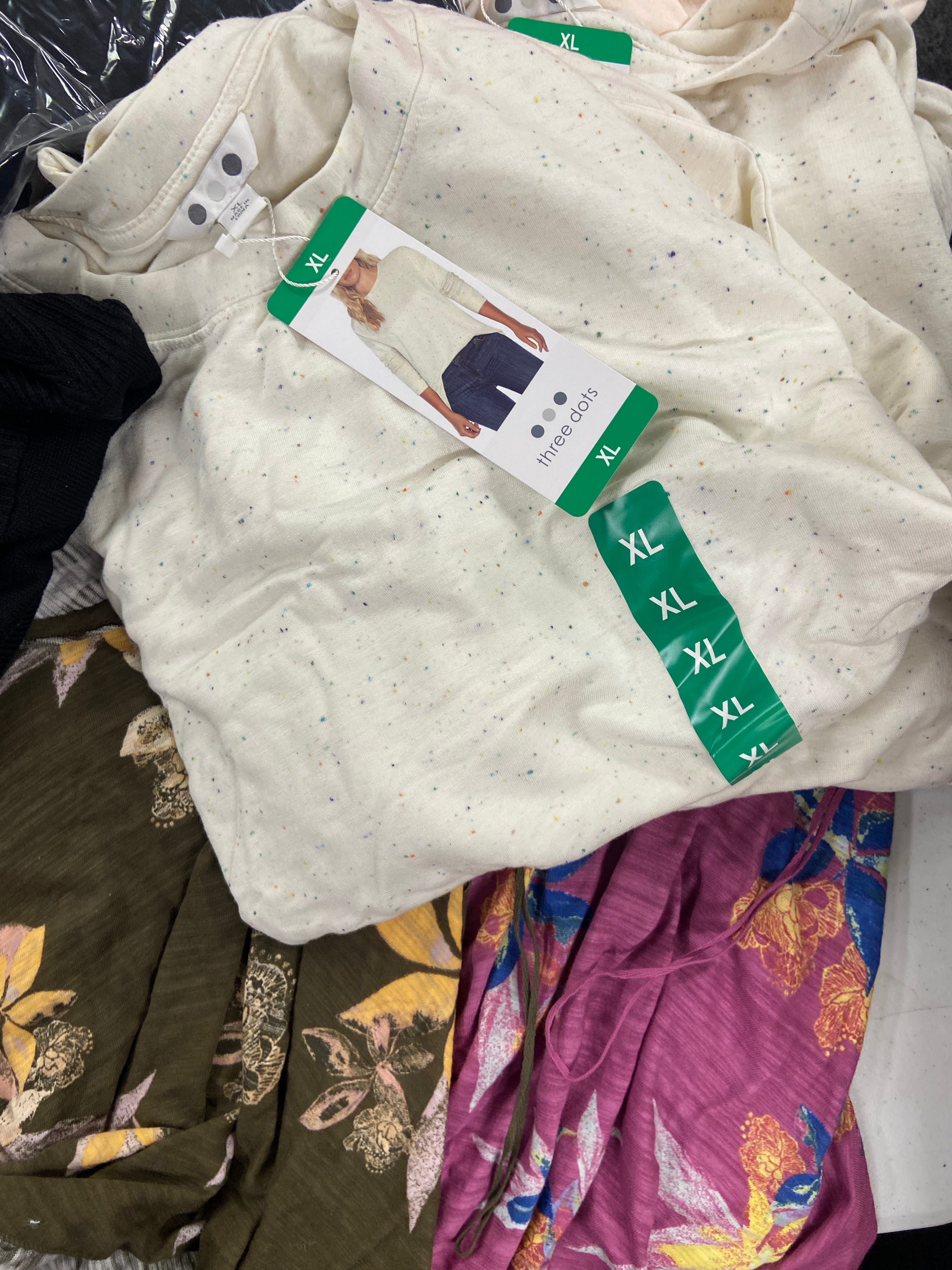 Women's Clothing Tops Wholesale Lot, FREE PEOPLE, VINCE CAMUTO, KENSIE, 32 DEGREES, AMERICAN APPAREL, ELLA MOSS and more, 23 items, Shelf Pulls, MSRP $932