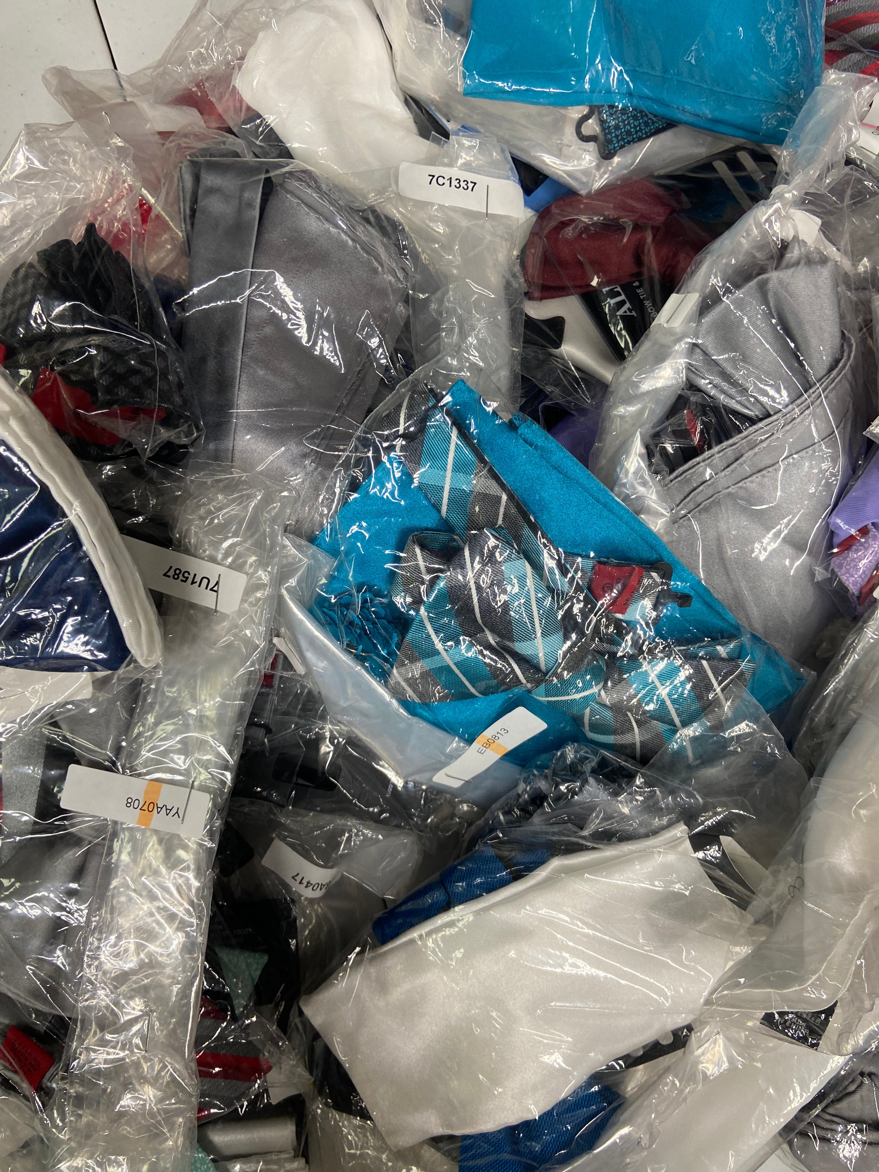 Men's Bow Ties & Handkerchiefs Sets Wholesale Lot, COUNTESS MARA, ALFANI and more, 94 items, CUSTOMER RETURNS