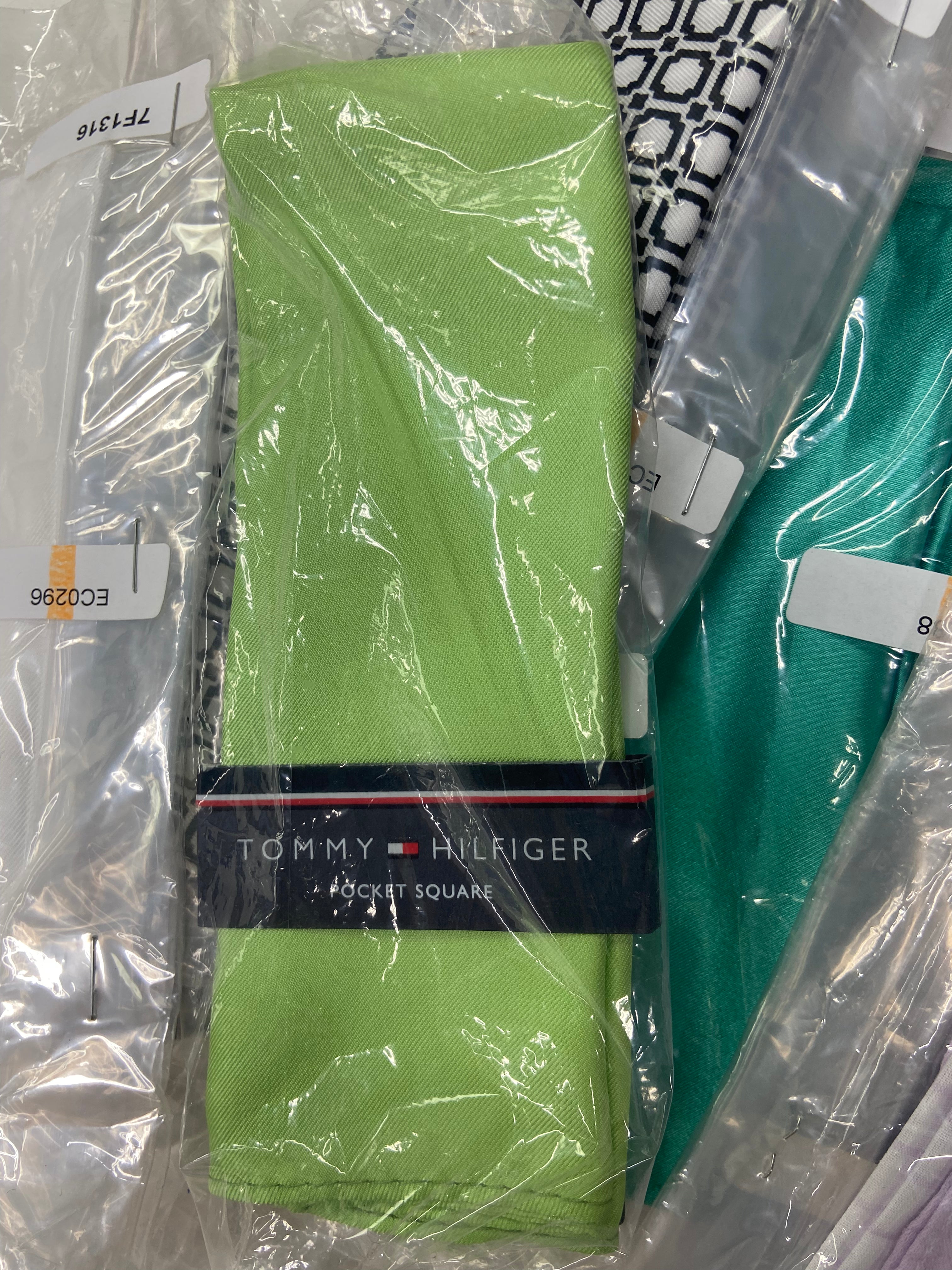 Men's Pocket Squares Wholesale Lot, TOMMY HILFIGER, RYAN SEACREST, BAR III, TALLIA, ALFANI and more, 121 items, CUSTOMER RETURNS