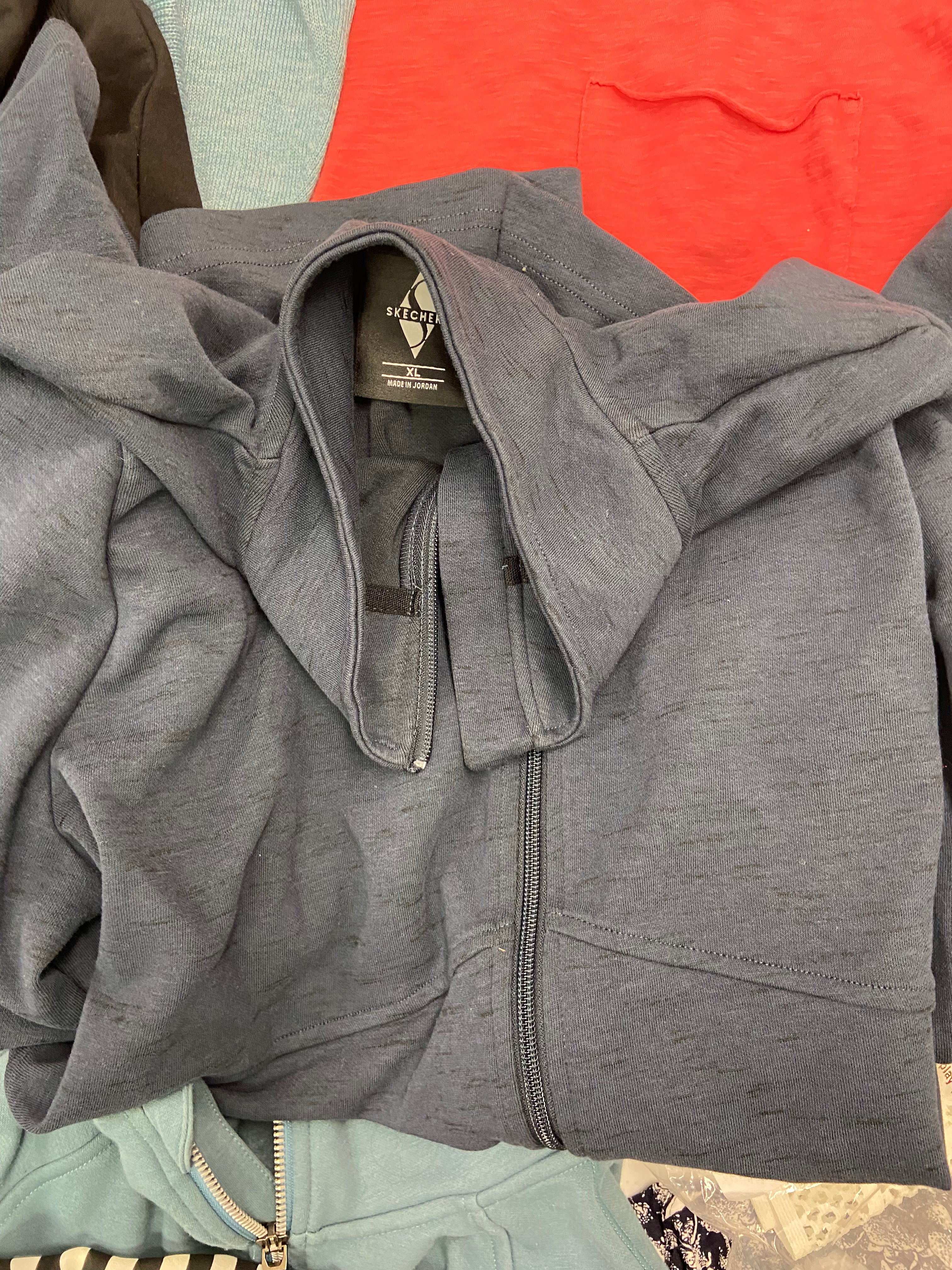 Women's Clothing Tops Wholesale Lot, BANANA REPUBLIC, VINCE CAMUTO, PUMA, FREE PEOPLE, SKETCHERS and more, 18 items, Shelf Pulls, MSRP $935
