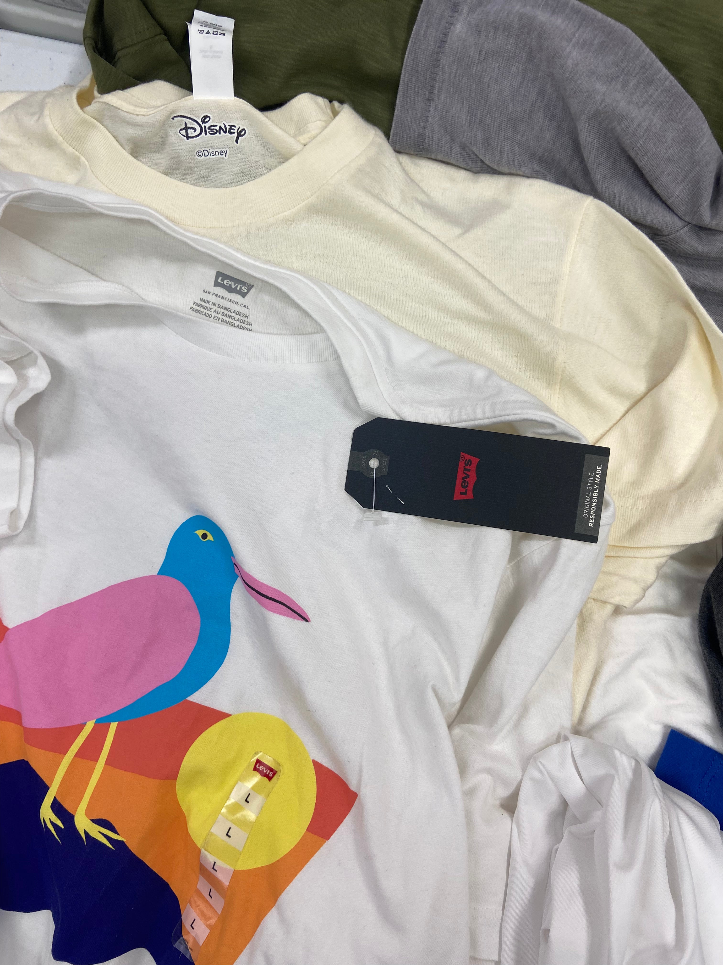 Men's Clothing T-Shirts Wholesale Lot, TAHARI, QUIKSILVER, NIKE, LUCKY BRAND, LEVI'S, KIRKLAND, HURLEY and more, 29 items, Shelf Pulls, MSRP $754