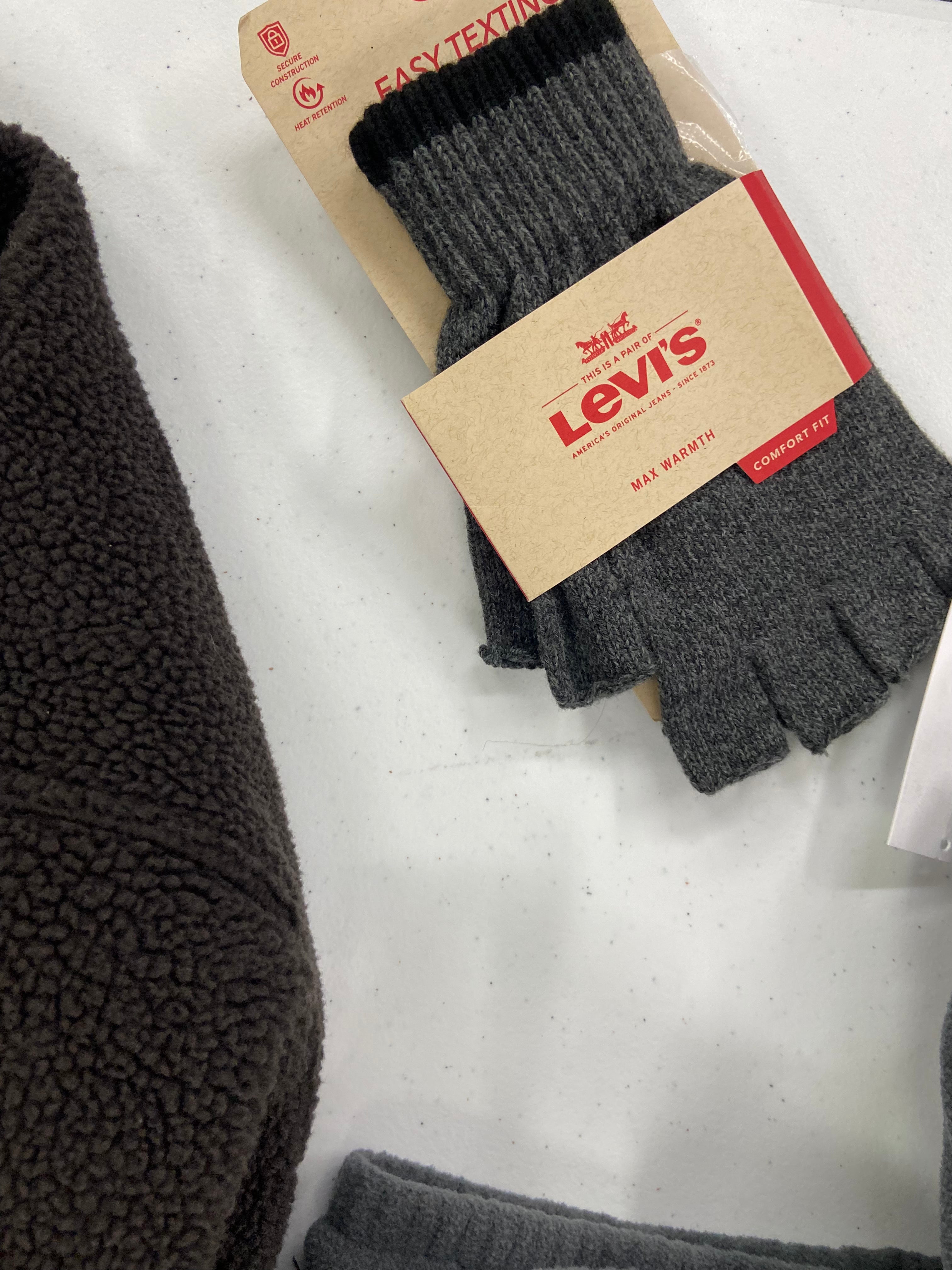 Men's Clothing Sweaters & Others Wholesale Lot, HURLEY, LEVI'S, WEATHERPROOF, GERRY, 10 items, Shelf Pulls, MSRP $588