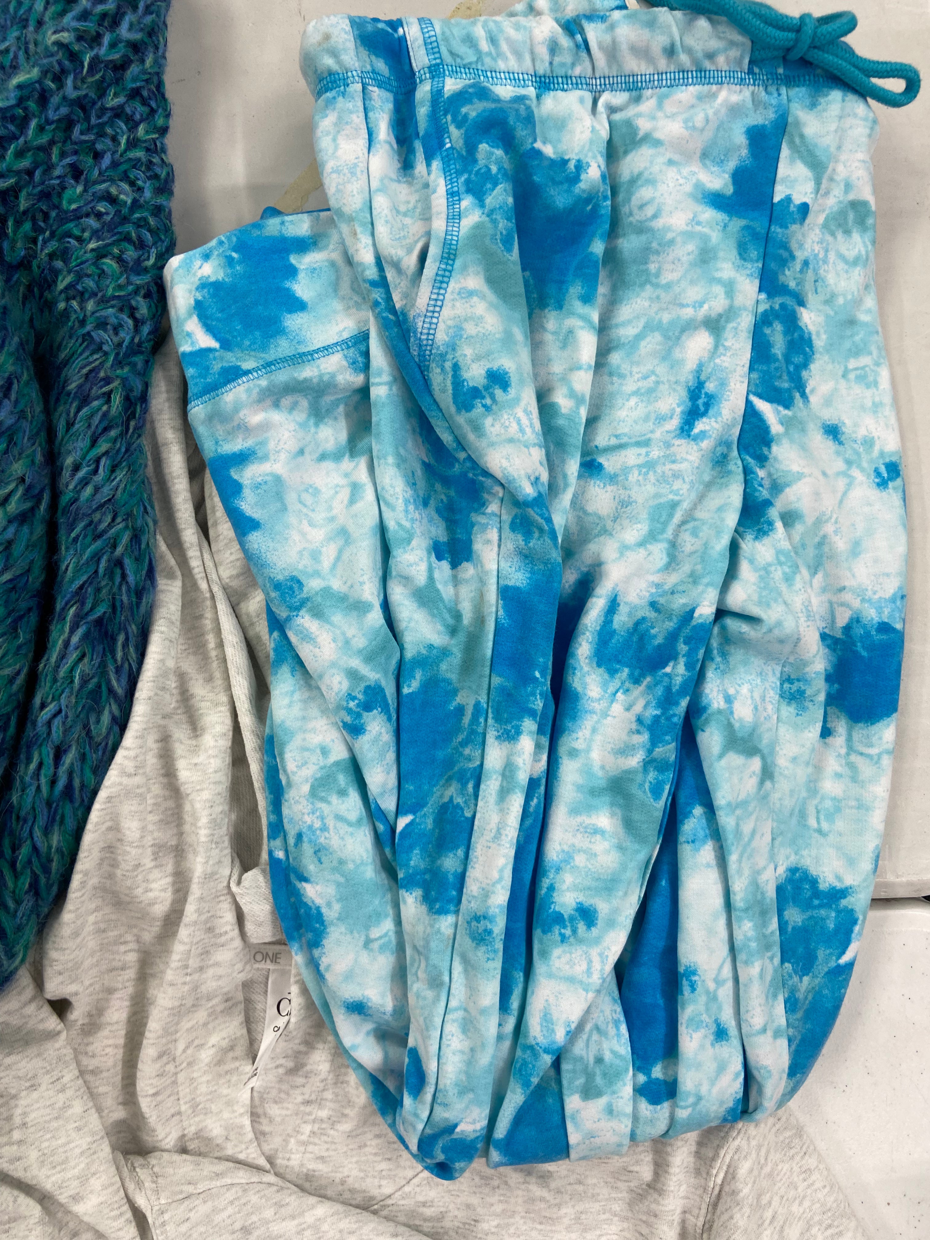 Women's Clothing ASSORTED Wholesale Lot, CALVIN KLEIN, FREE PEOPLE, 32 DEGREES and more, 10 items, Shelf Pulls, MSRP $717