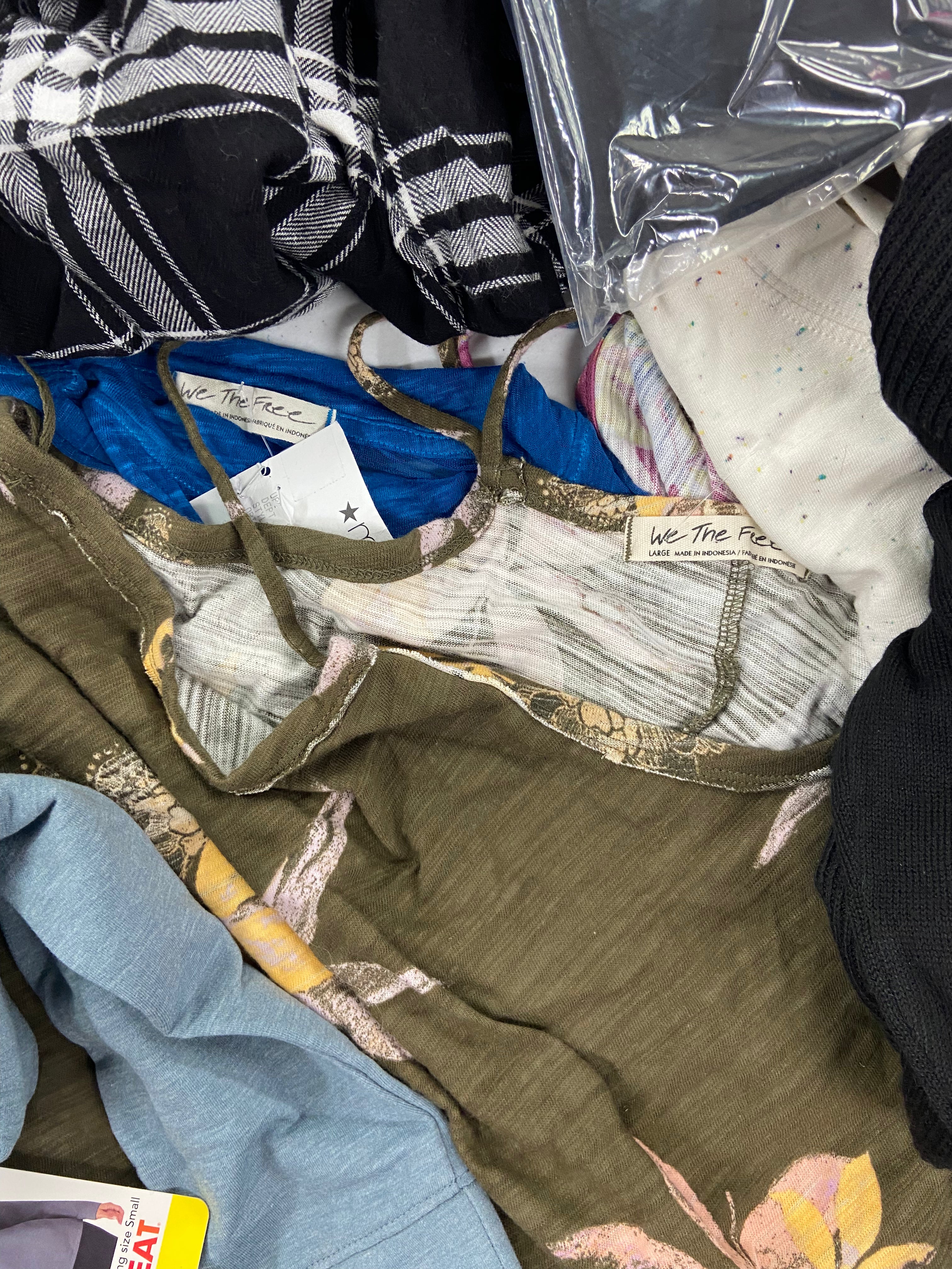 Women's Clothing Tops Wholesale Lot, FREE PEOPLE, VINCE CAMUTO, KENSIE, 32 DEGREES, AMERICAN APPAREL, ELLA MOSS and more, 23 items, Shelf Pulls, MSRP $932