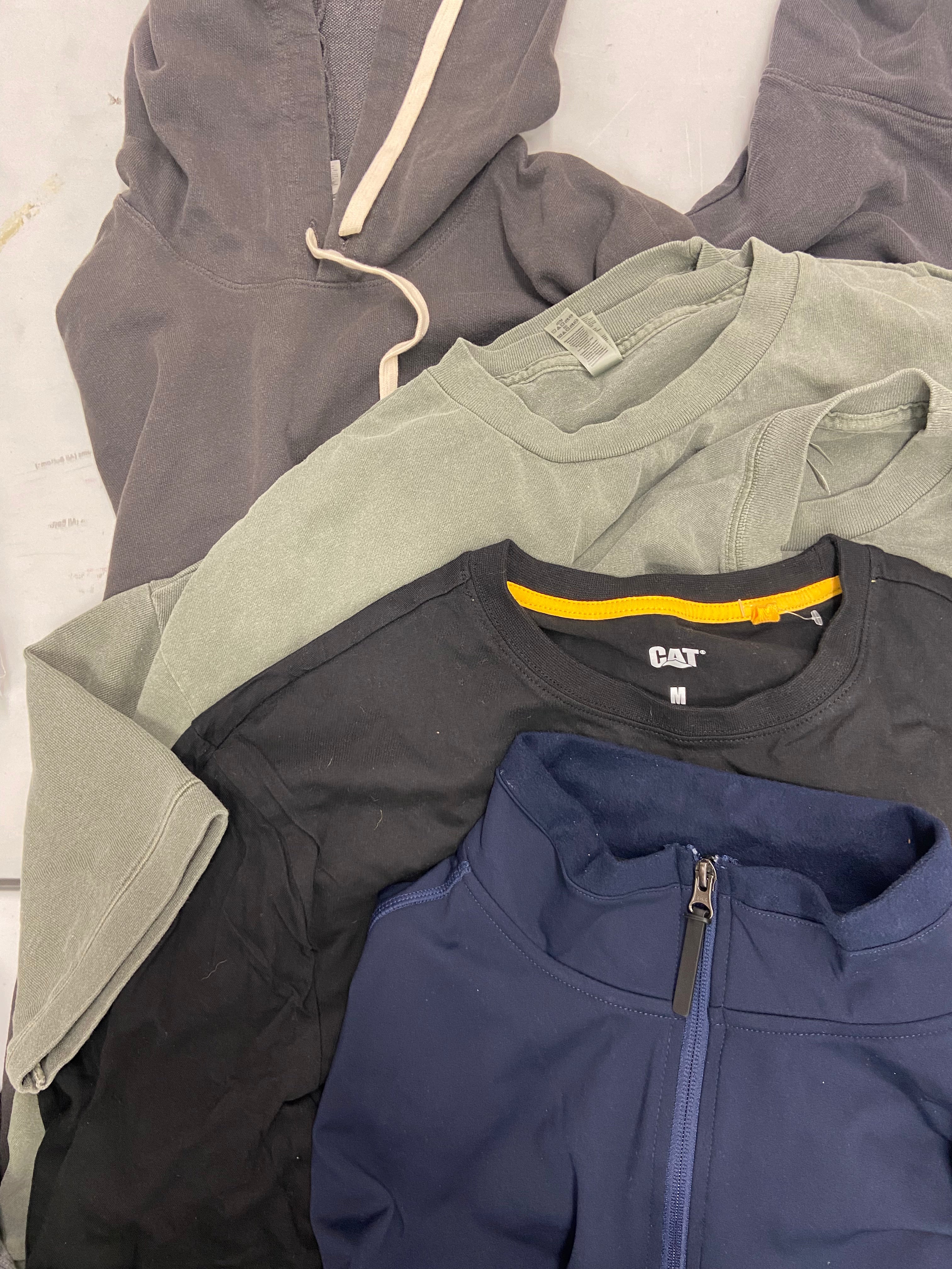 Men's Clothing Hoodies and Other Tops Wholesale Lot, CATERPILLAR, FREEDOM FOUNDRY, KIRKLANDS, 32 DEGREES and more, 15 items, Shelf Pulls, MSRP $665
