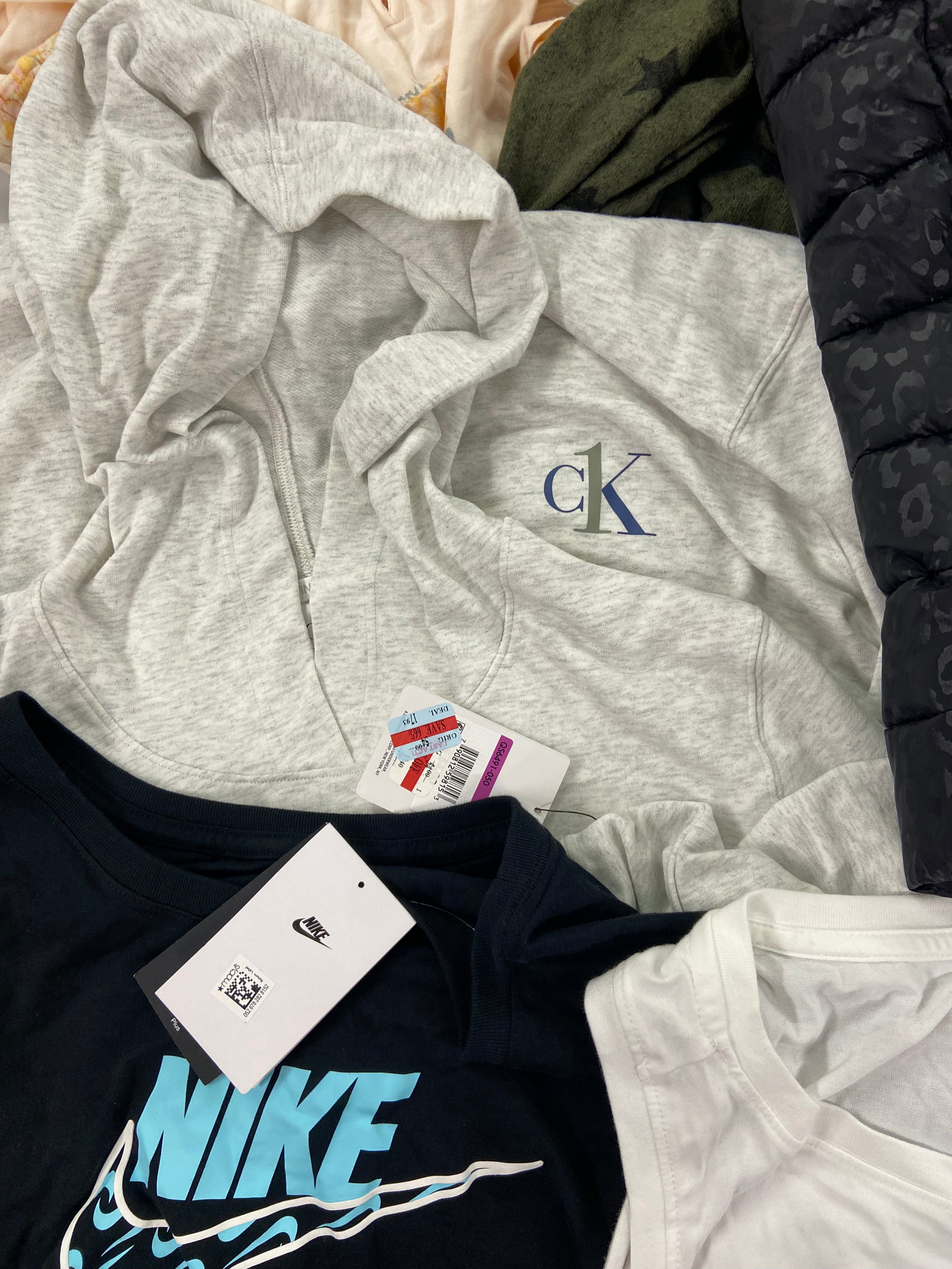 Women's Clothing Tops Wholesale Lot, NORTH FACE, NIKE, FREE PEOPLE, CALVIN KLEIN, EDDIE BAUER, BUFFALO, THREE DOTS, AQUA and more, 21 items, Shelf Pulls, MSRP $987