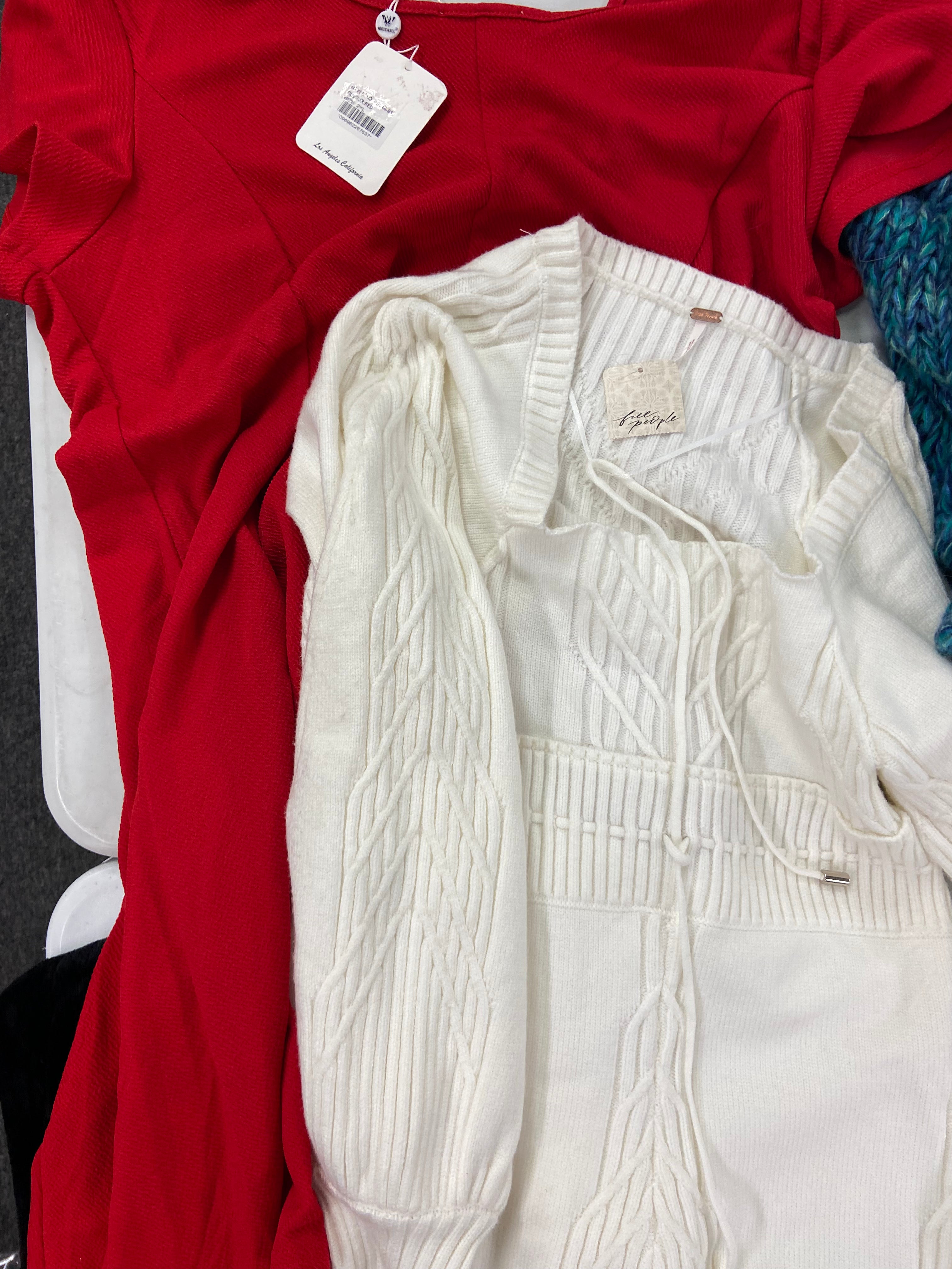 Women's Clothing ASSORTED Wholesale Lot, CALVIN KLEIN, FREE PEOPLE, 32 DEGREES and more, 10 items, Shelf Pulls, MSRP $717