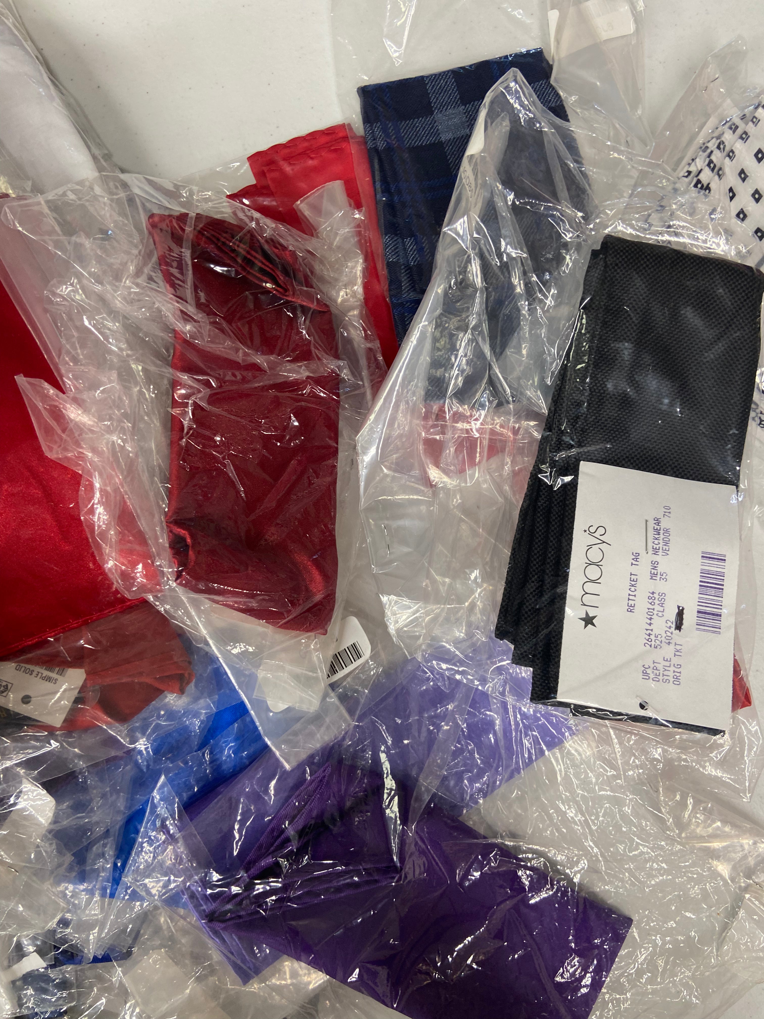 Men's Pocket Squares Wholesale Lot, TOMMY HILFIGER, RYAN SEACREST, BAR III, TALLIA, ALFANI and more, 121 items, CUSTOMER RETURNS