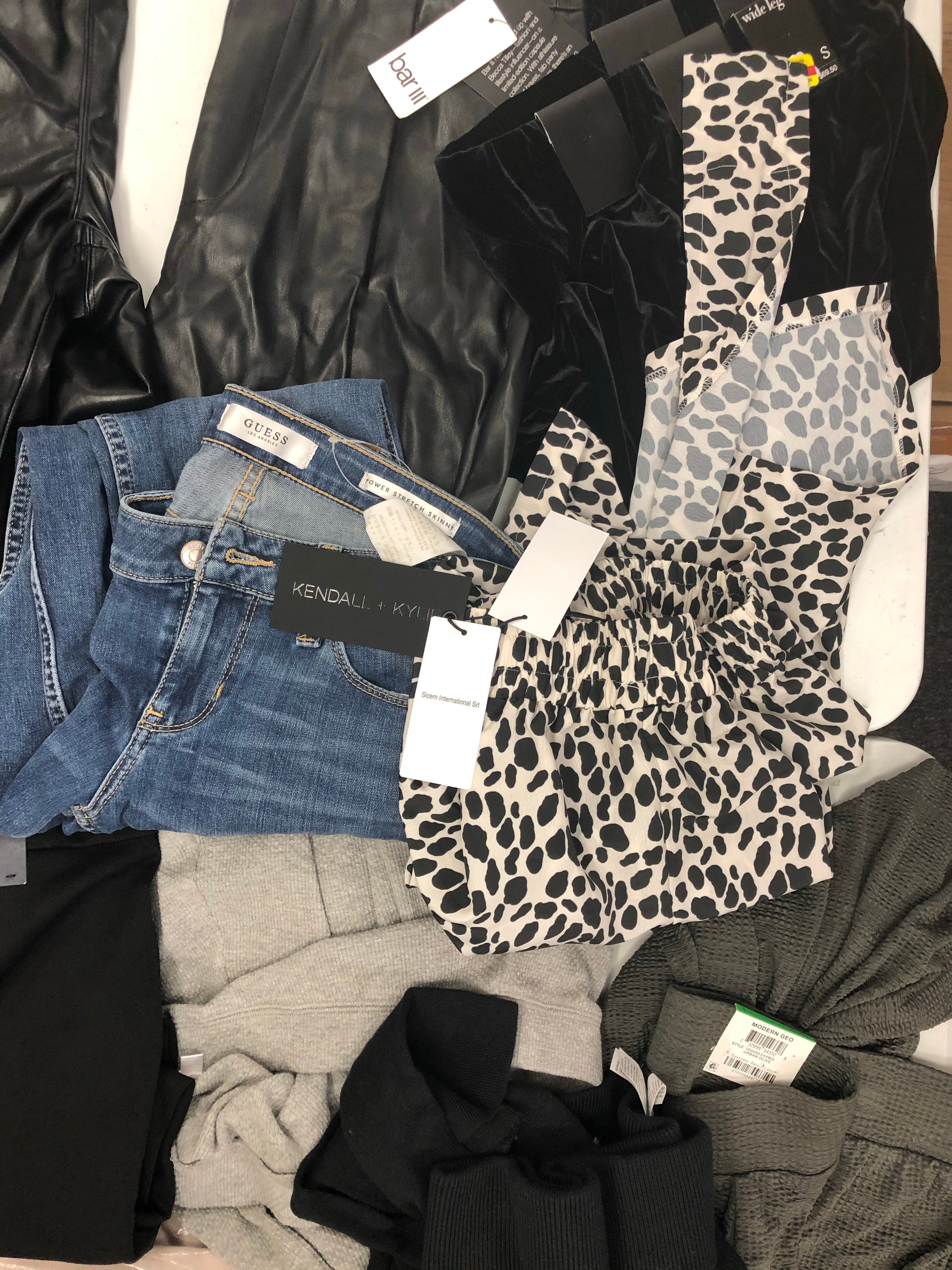 Women's Clothing Bottom Wholesale Lot, CALVIN KLEIN, TOMMY HILFIGER, FREE PEOPLE, ALFANI and more, 18 Units, Shelf Pulls, MSRP $1,330.50