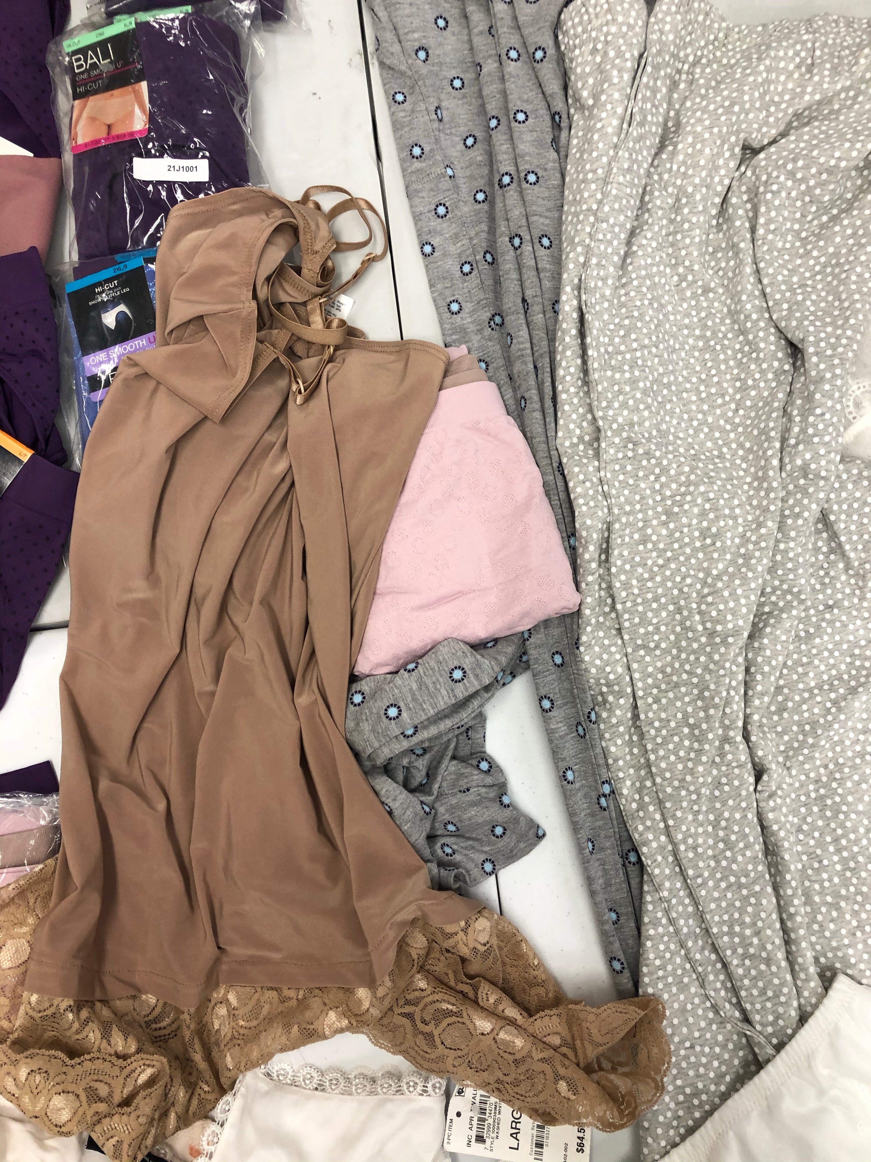 Women's Clothing Intimates Wholesale Lot, SCULPTRESS, WACOAL, SPANX, BALI, CHARTER CLUB and more, 35 items, Shelf Pulls, MSRP $805