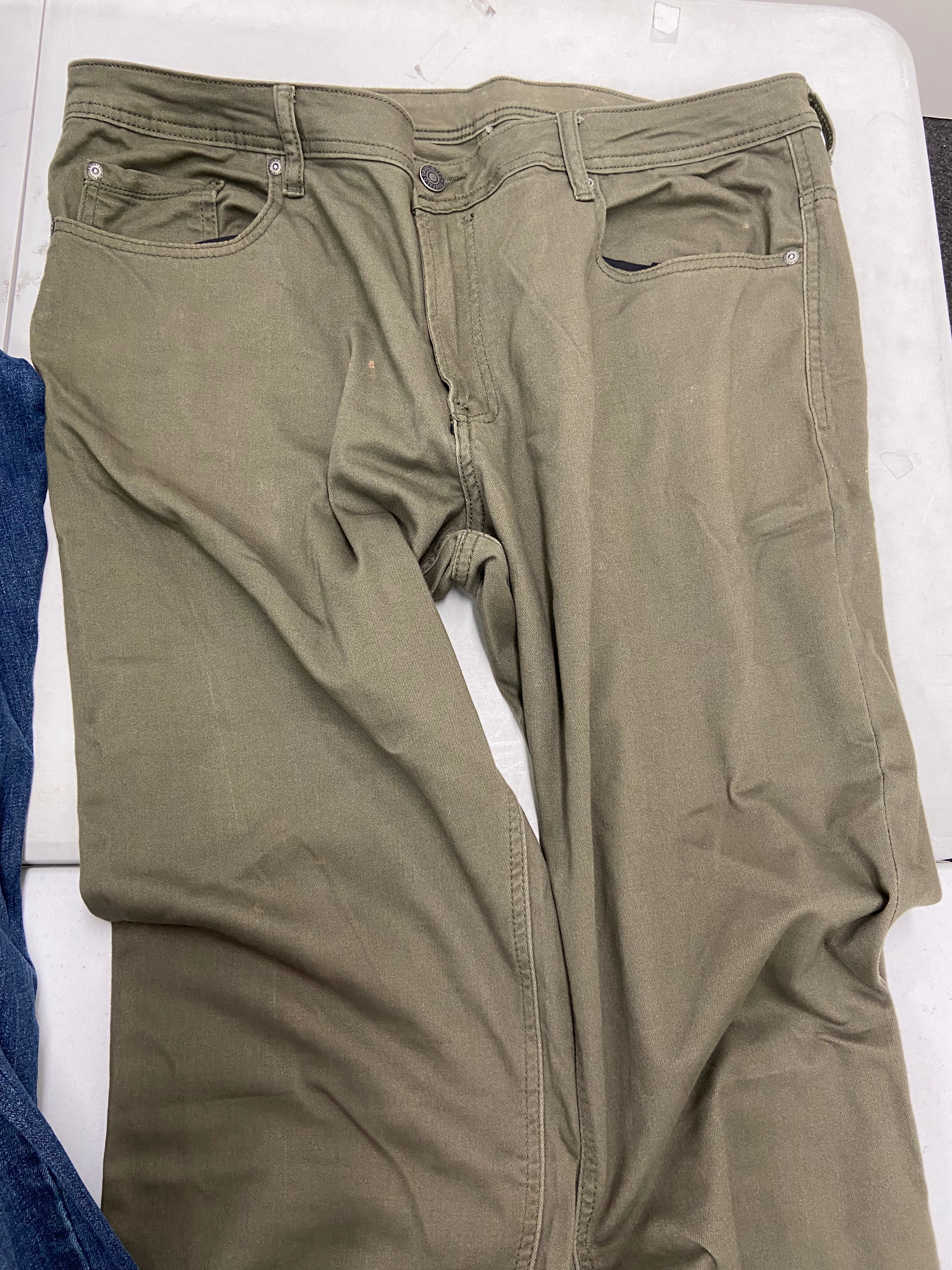 Men's Clothings Bottoms  Wholesale Lot, ADIDAS, BUFFALO DAVID BITTON, LUCKY BRAND, ENGLISH LAUNDRY, WEATHERPROOF VINTAGE and more, 8 items, CUSTOMER RETURNS