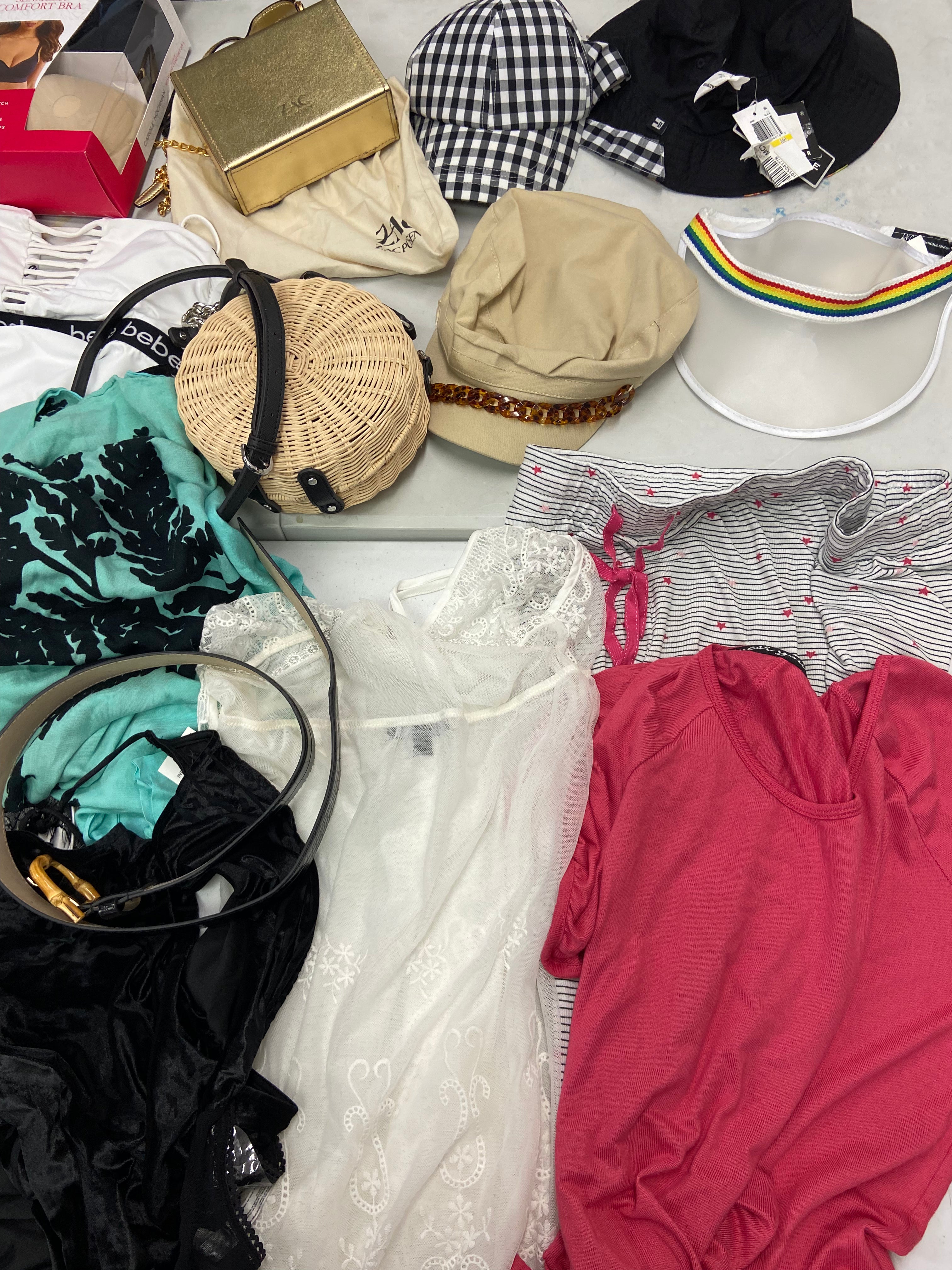 Women's Clothings & Accessories Assorted Wholesale Lot, CALVIN KLEIN, FREE PEOPLE, BEBE, JESSICA SIMPSON, LUCKY BRAND, CAROLE HOCHMAN, ZAC POSEN and more, 18 items, CUSTOMER RETURNS