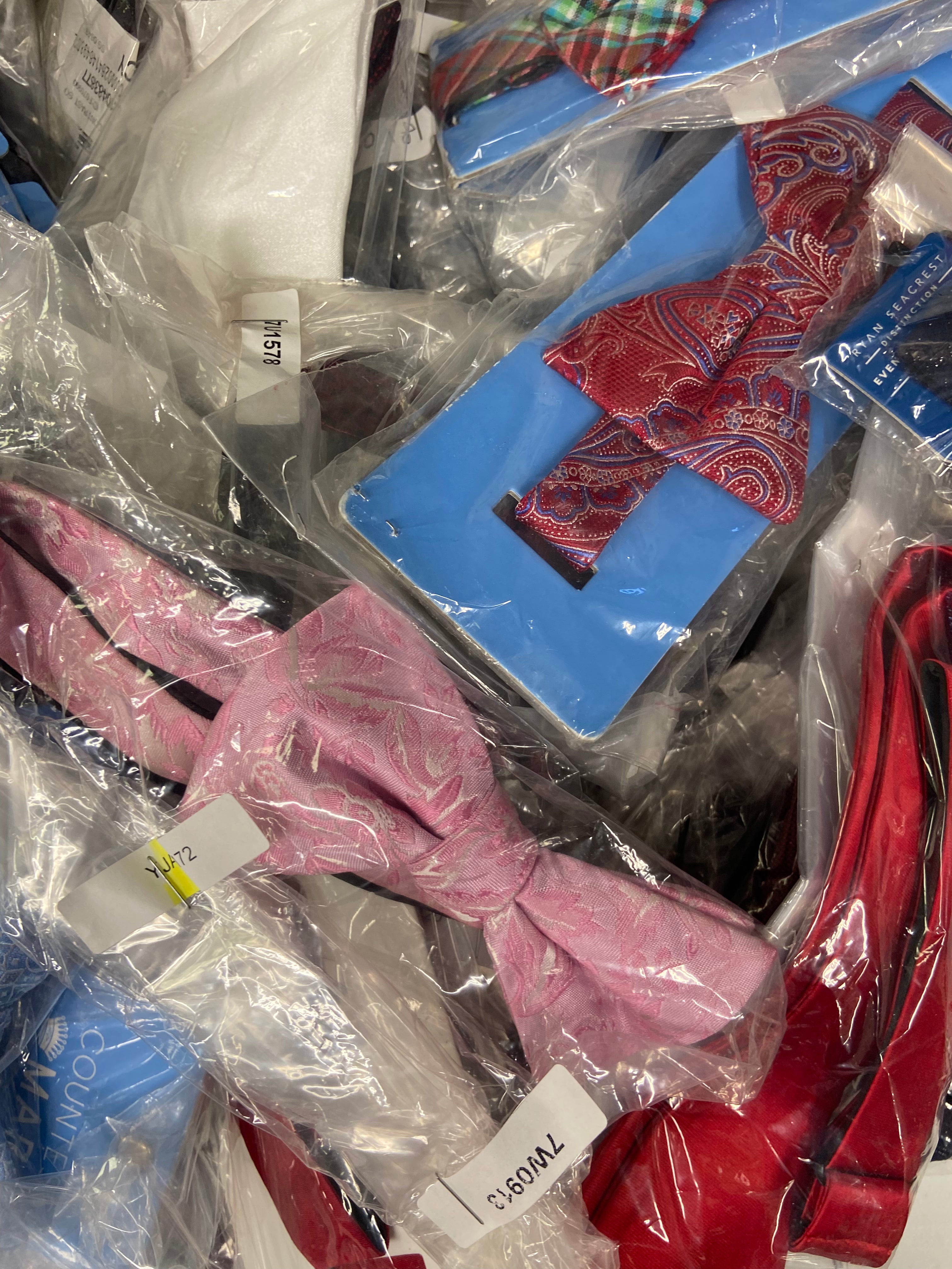 Men's Bow Ties Wholesale Lot, COUNTESS MARA, RYAN SEACREST, ALFANI and more, 92 items, CUSTOMER RETURNS