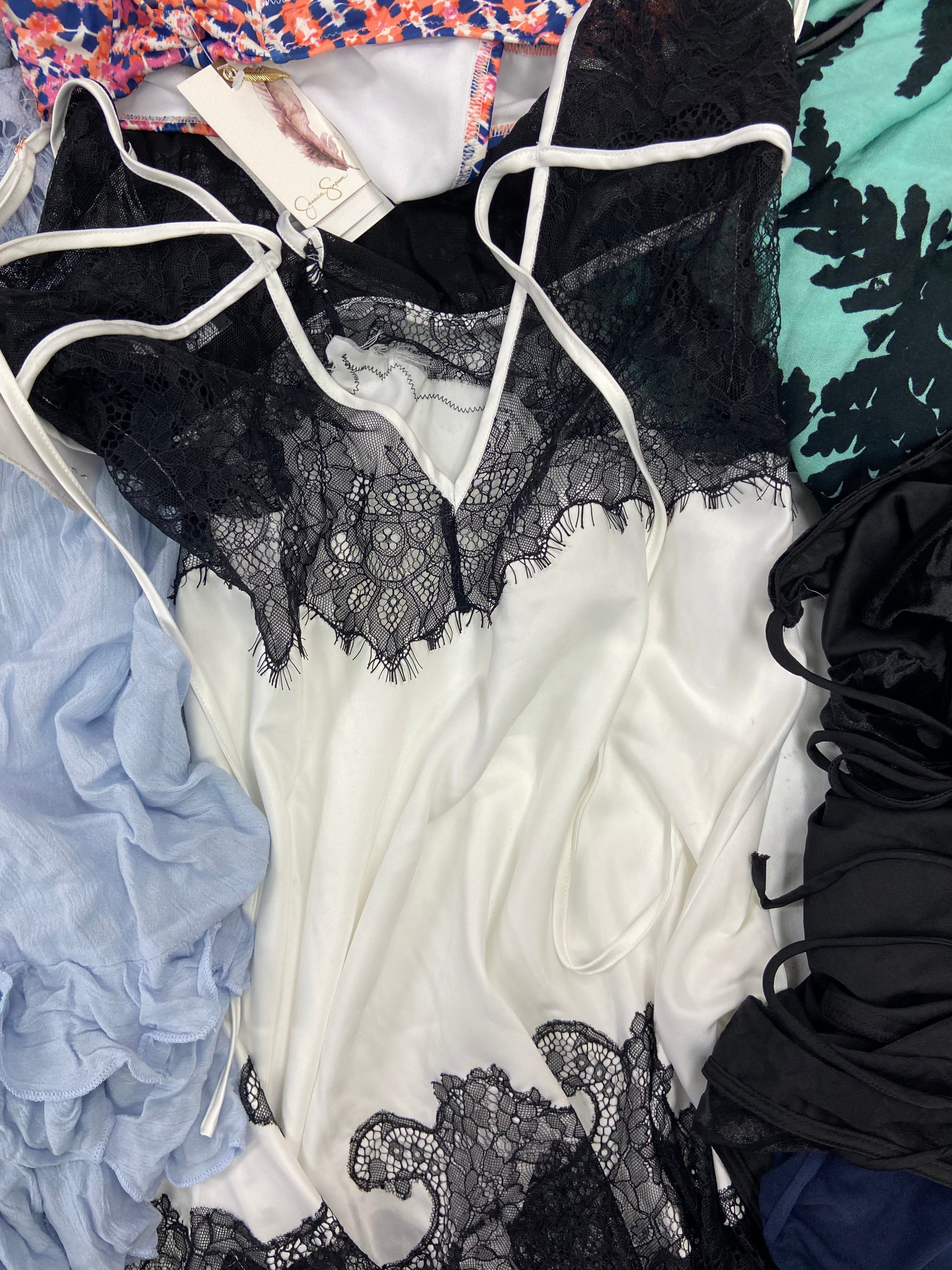 Women's Clothings & Accessories Assorted Wholesale Lot, CALVIN KLEIN, FREE PEOPLE, BEBE, JESSICA SIMPSON, LUCKY BRAND, CAROLE HOCHMAN, ZAC POSEN and more, 18 items, CUSTOMER RETURNS