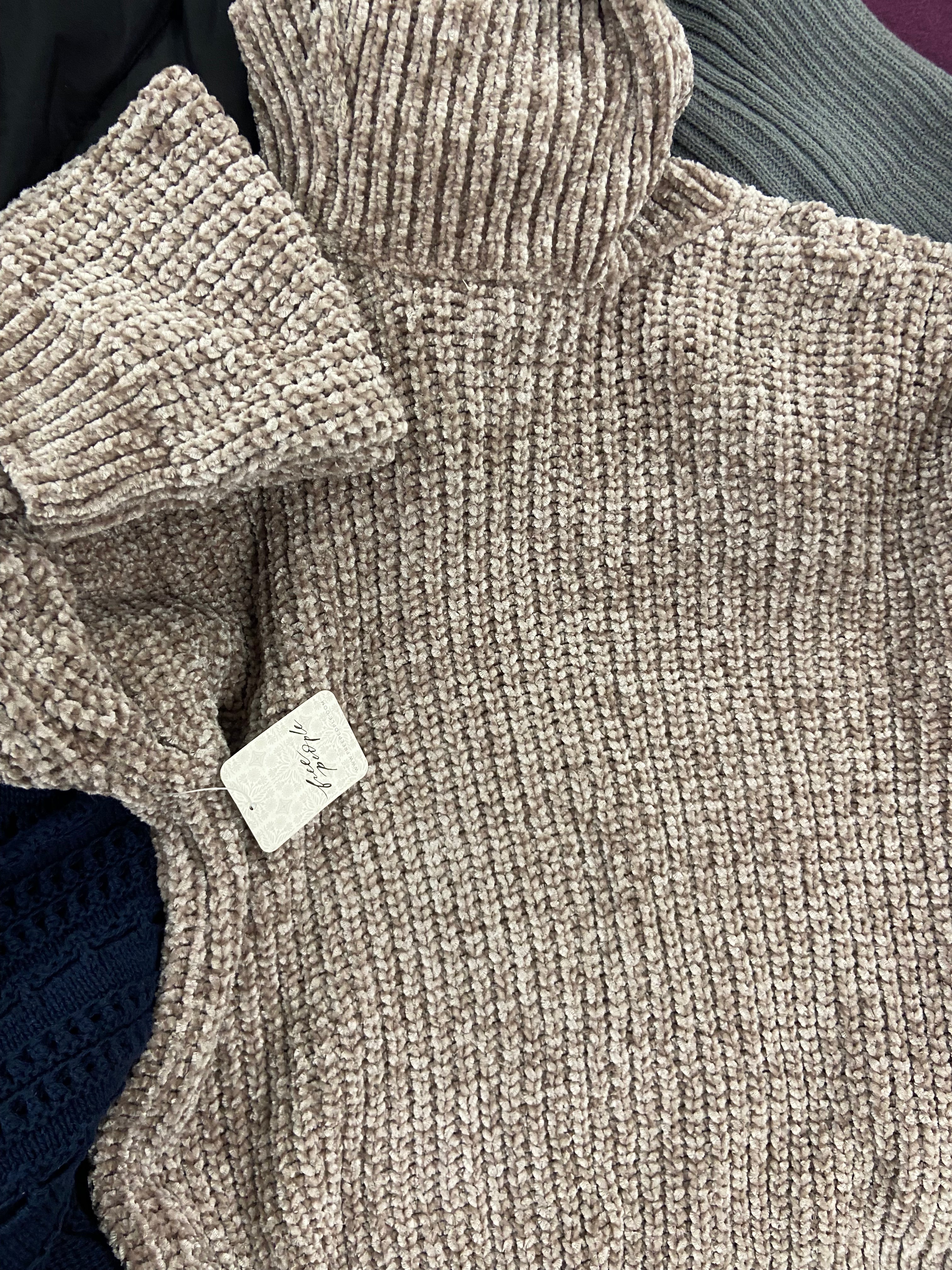 Women's Clothing Sweaters, Jackets & Others Wholesale Lot, VINCE CAMUTO, FREE PEOPLE, ANDREW MARC, DANSKIN and more, 7 items, Shelf Pulls, MSRP $627