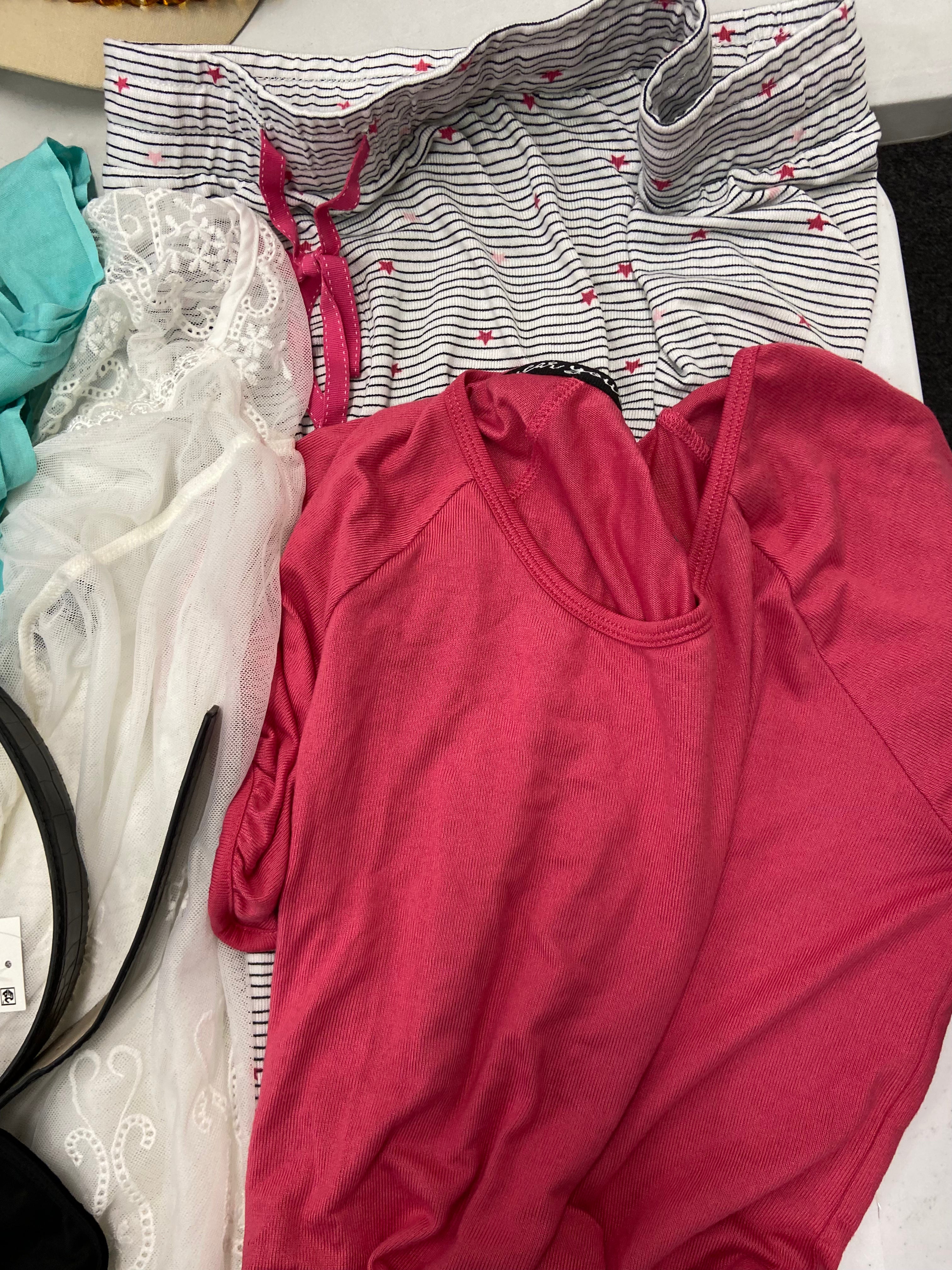 Women's Clothings & Accessories Assorted Wholesale Lot, CALVIN KLEIN, FREE PEOPLE, BEBE, JESSICA SIMPSON, LUCKY BRAND, CAROLE HOCHMAN, ZAC POSEN and more, 18 items, CUSTOMER RETURNS