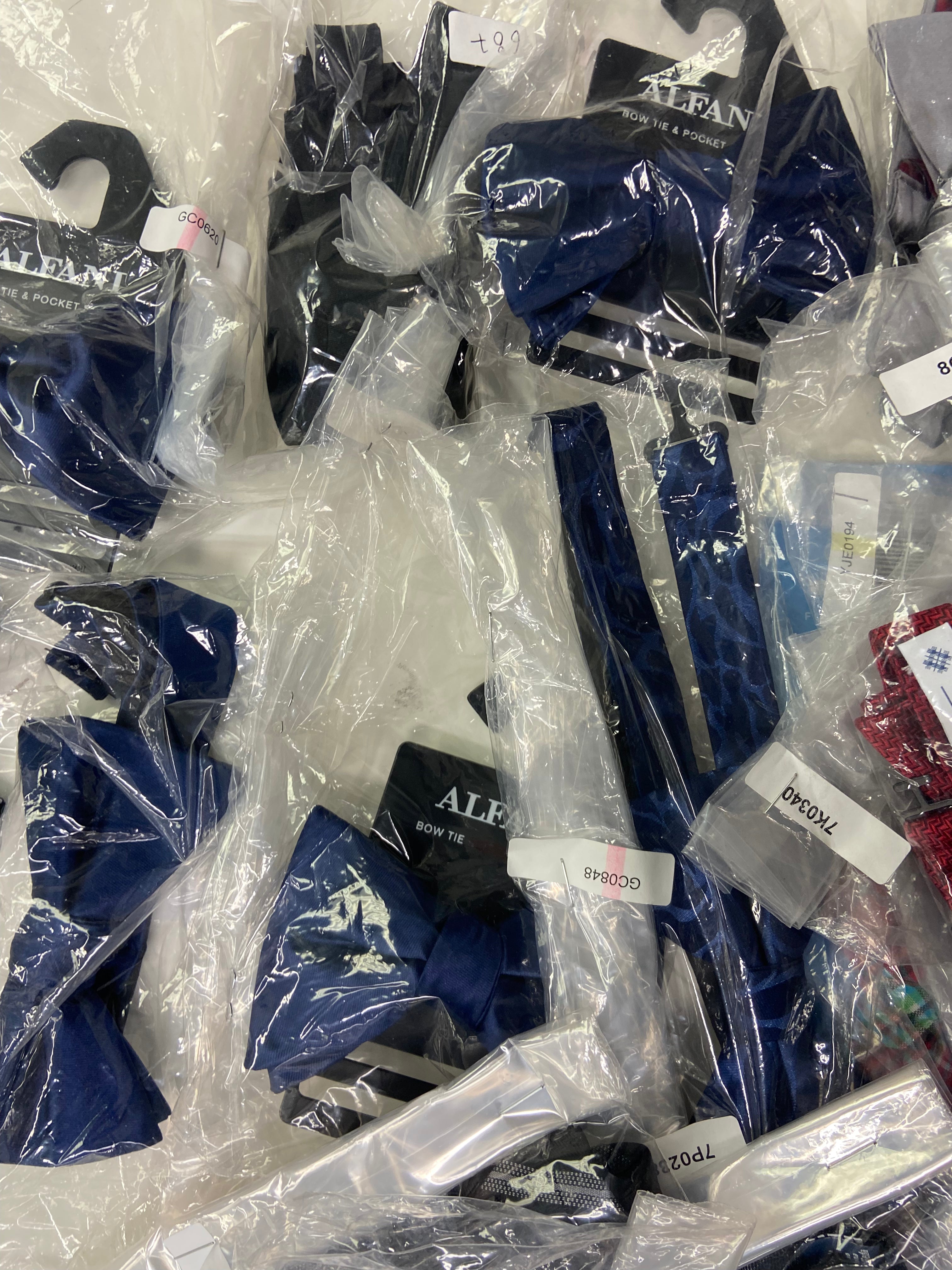 Men's Bow Ties Wholesale Lot, COUNTESS MARA, RYAN SEACREST, ALFANI and more, 95items, CUSTOMER RETURNS