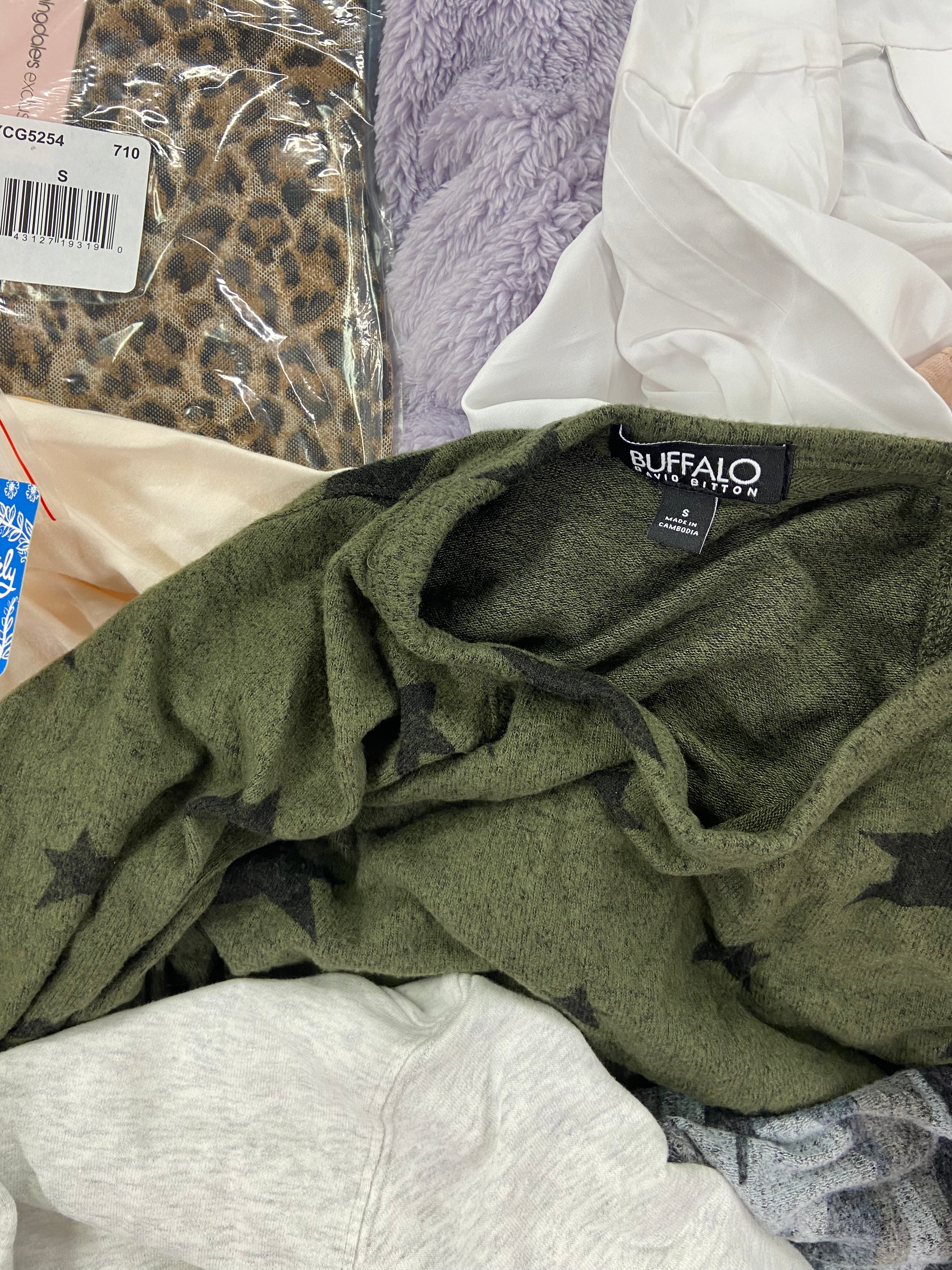 Women's Clothing Tops Wholesale Lot, NORTH FACE, NIKE, FREE PEOPLE, CALVIN KLEIN, EDDIE BAUER, BUFFALO, THREE DOTS, AQUA and more, 21 items, Shelf Pulls, MSRP $987