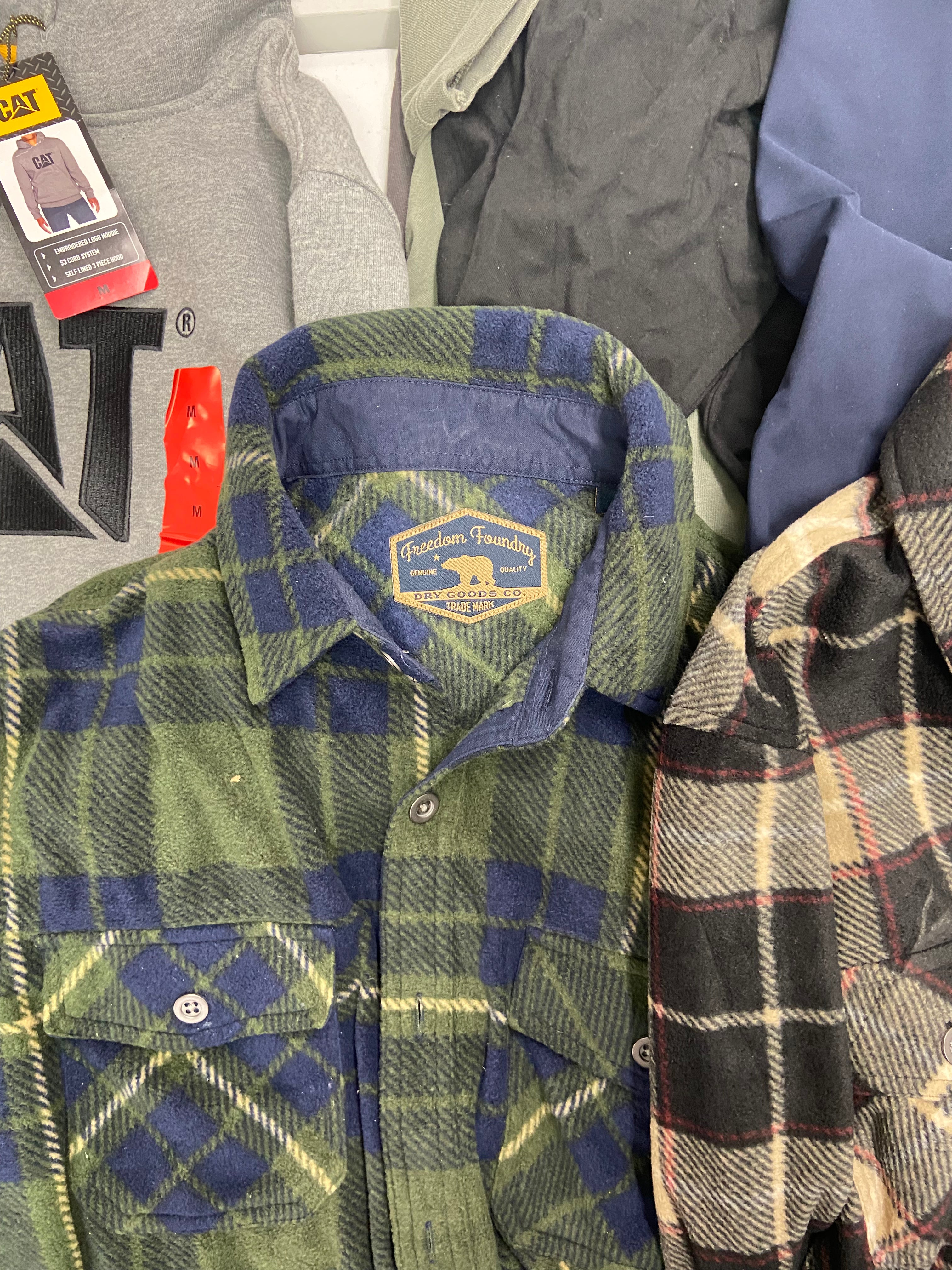 Men's Clothing Hoodies and Other Tops Wholesale Lot, CATERPILLAR, FREEDOM FOUNDRY, KIRKLANDS, 32 DEGREES and more, 15 items, Shelf Pulls, MSRP $665
